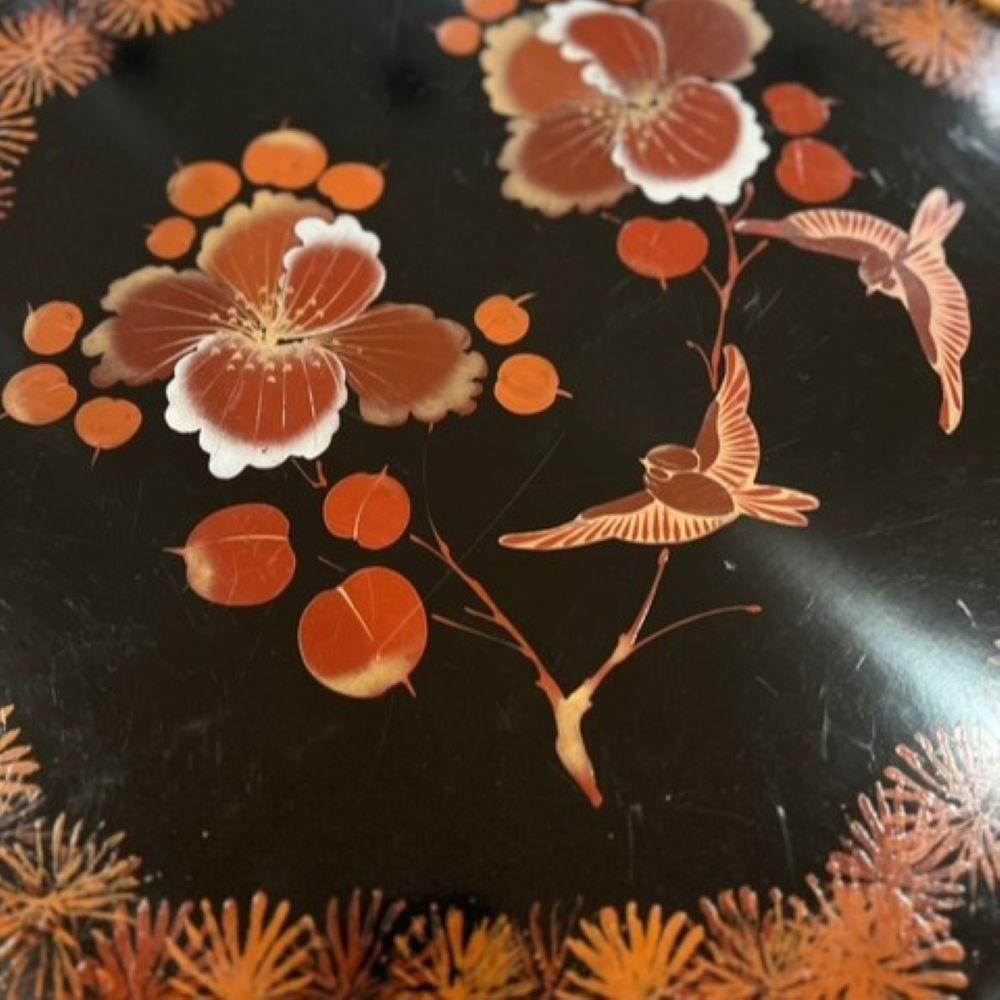 Anglo-japonais Table d'appoint anglaise ancienne en bambou brûlé et laque avec plateau en verre sur mesure en vente