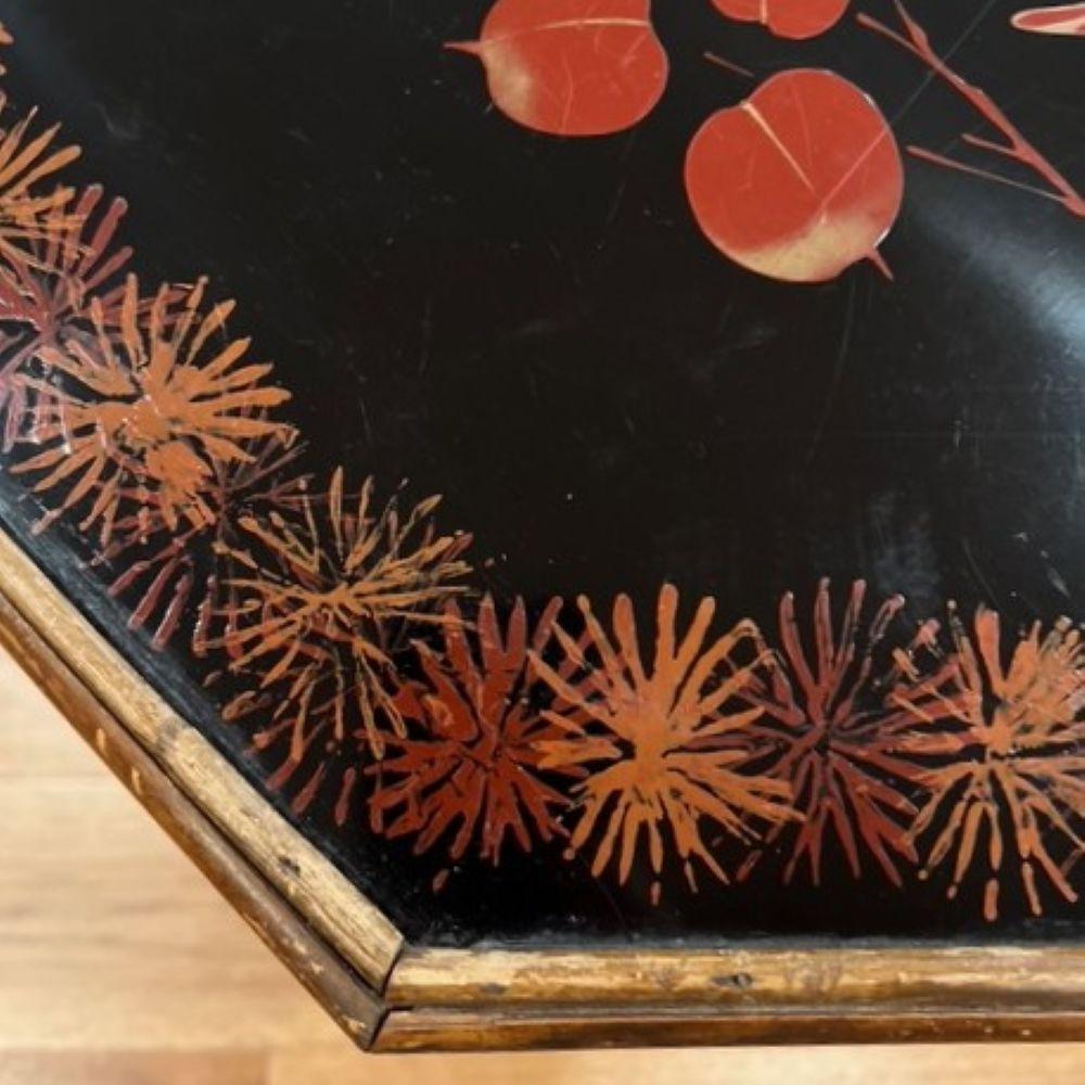 Anglais Table d'appoint anglaise ancienne en bambou brûlé et laque avec plateau en verre sur mesure en vente