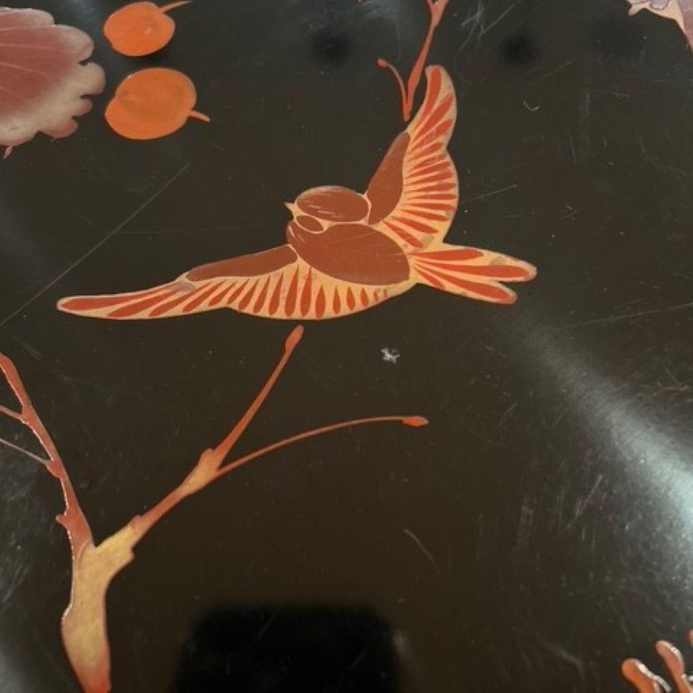 Fait main Table d'appoint anglaise ancienne en bambou brûlé et laque avec plateau en verre sur mesure en vente