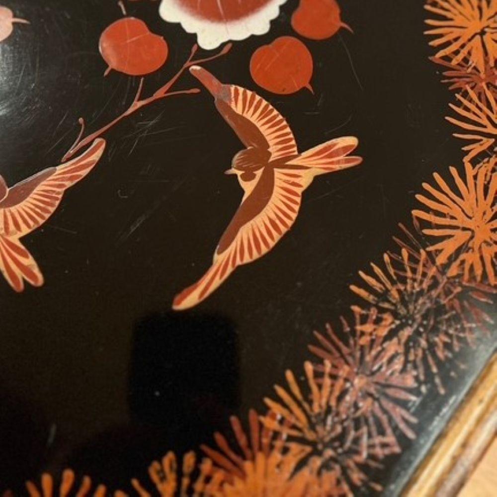 Table d'appoint anglaise ancienne en bambou brûlé et laque avec plateau en verre sur mesure Bon état - En vente à Morristown, NJ