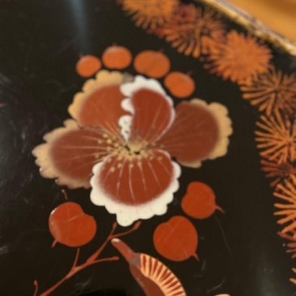 XIXe siècle Table d'appoint anglaise ancienne en bambou brûlé et laque avec plateau en verre sur mesure en vente