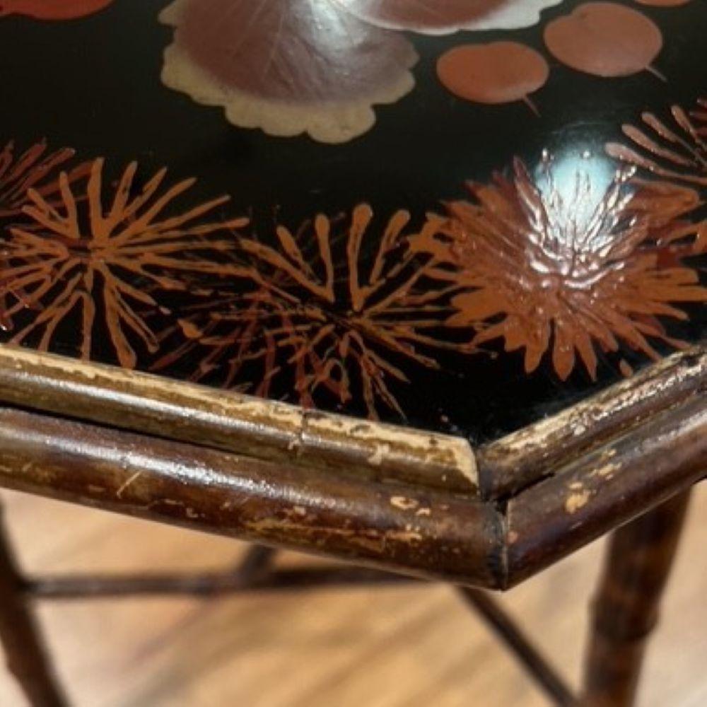 Bambou Table d'appoint anglaise ancienne en bambou brûlé et laque avec plateau en verre sur mesure en vente