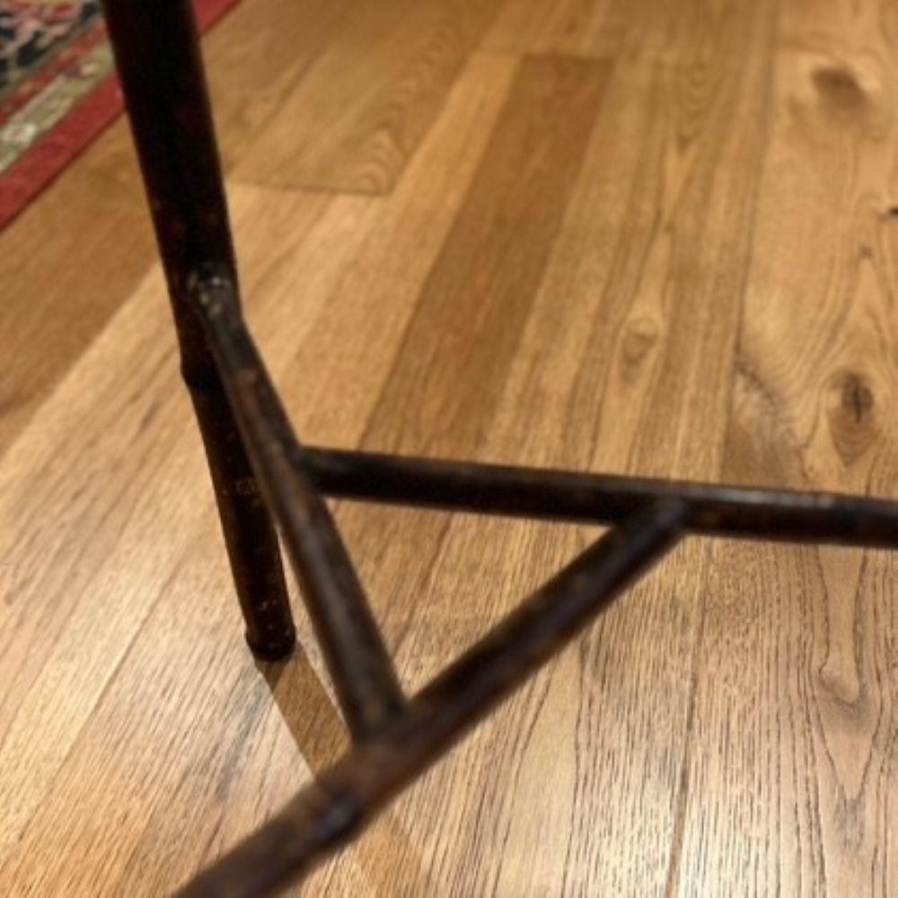 Table d'appoint anglaise ancienne en bambou brûlé et laque avec plateau en verre sur mesure en vente 1