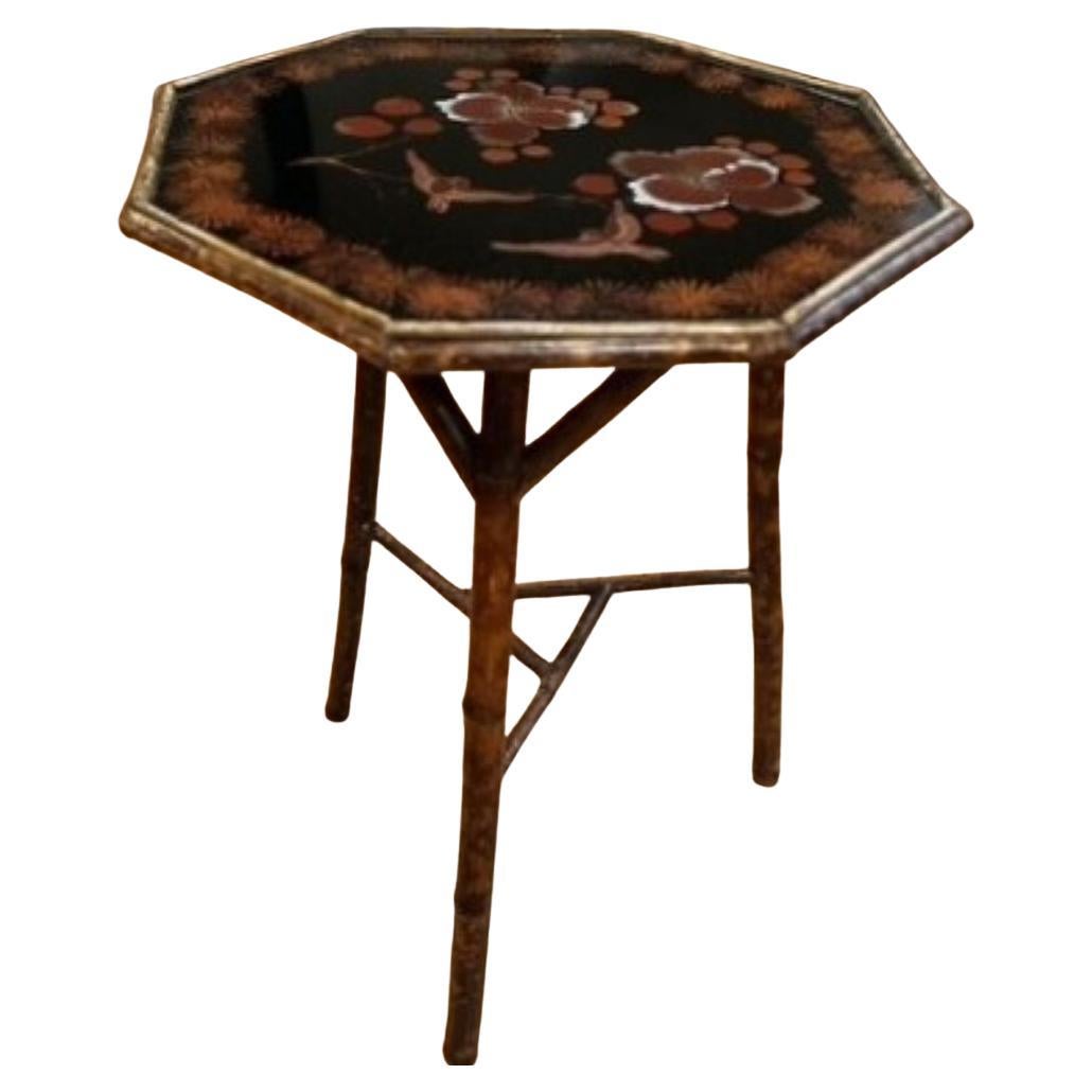 Table d'appoint anglaise ancienne en bambou brûlé et laque avec plateau en verre sur mesure