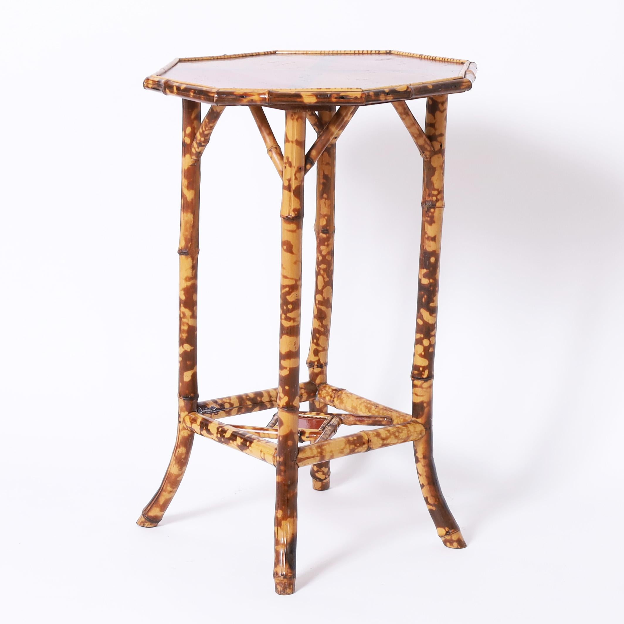 Très beau meuble anglais du XIXe siècle, avec un plateau octogonal en laque d'inspiration japonaise, décoré à la main de fleurs et d'oiseaux, sur une base en bambou brûlé avec une finition en fausse tortue, des brancards de style asiatique et des