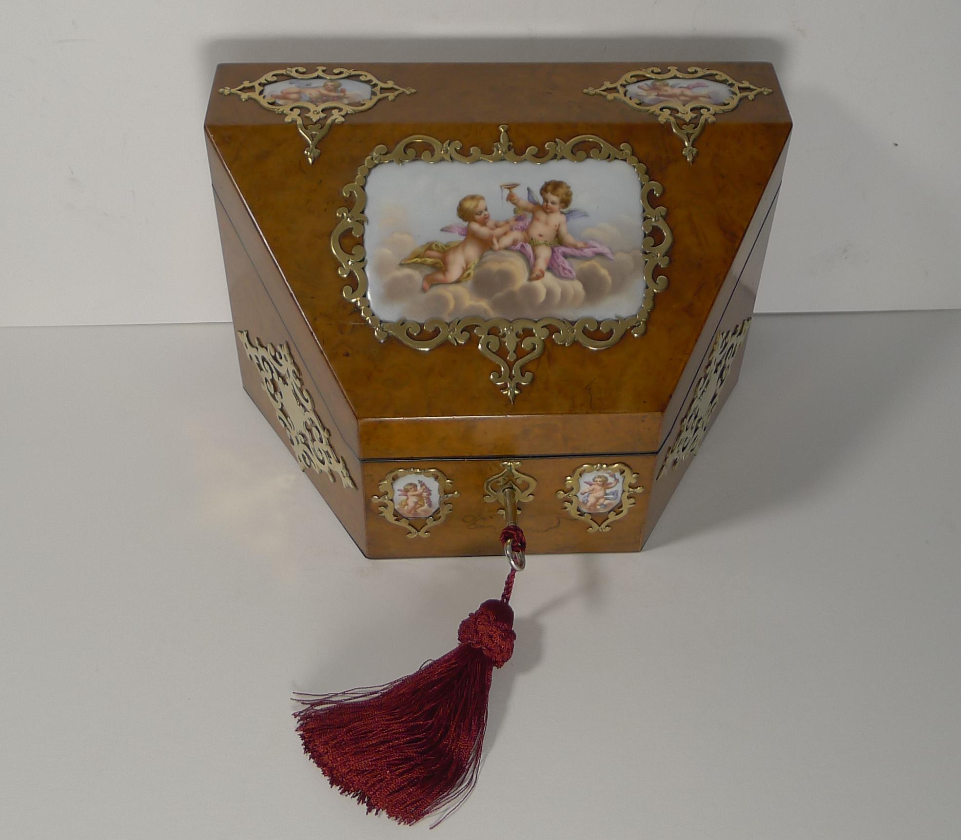 Ancienne boîte à papeterie anglaise en ronce de noyer et porcelaine peinte à la main, vers 1850 en vente 2