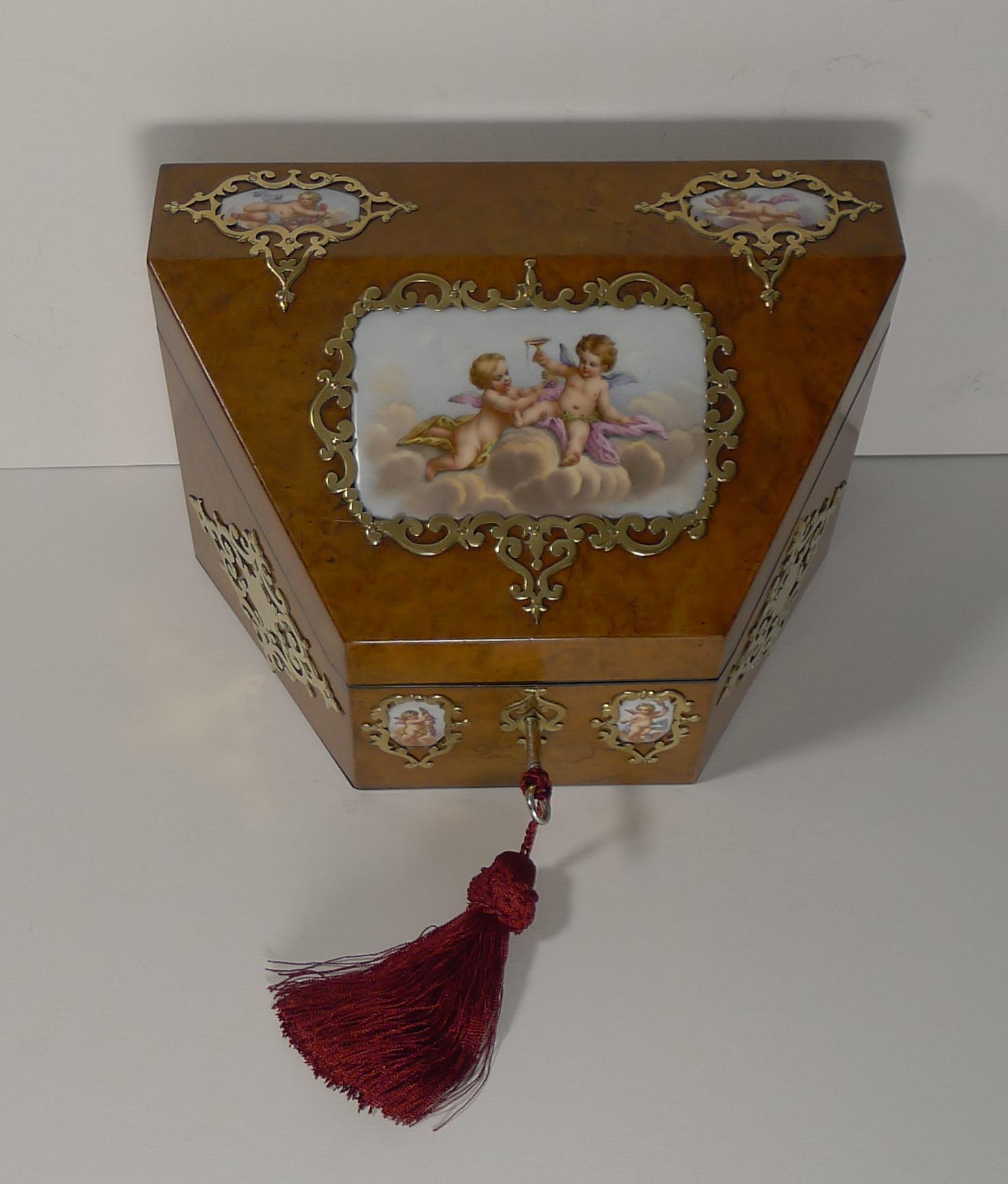 Ancienne boîte à papeterie anglaise en ronce de noyer et porcelaine peinte à la main, vers 1850 en vente 3