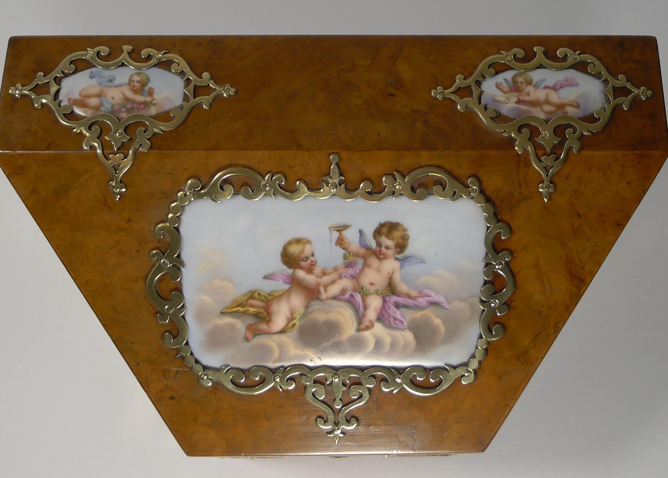 Peint à la main Ancienne boîte à papeterie anglaise en ronce de noyer et porcelaine peinte à la main, vers 1850 en vente