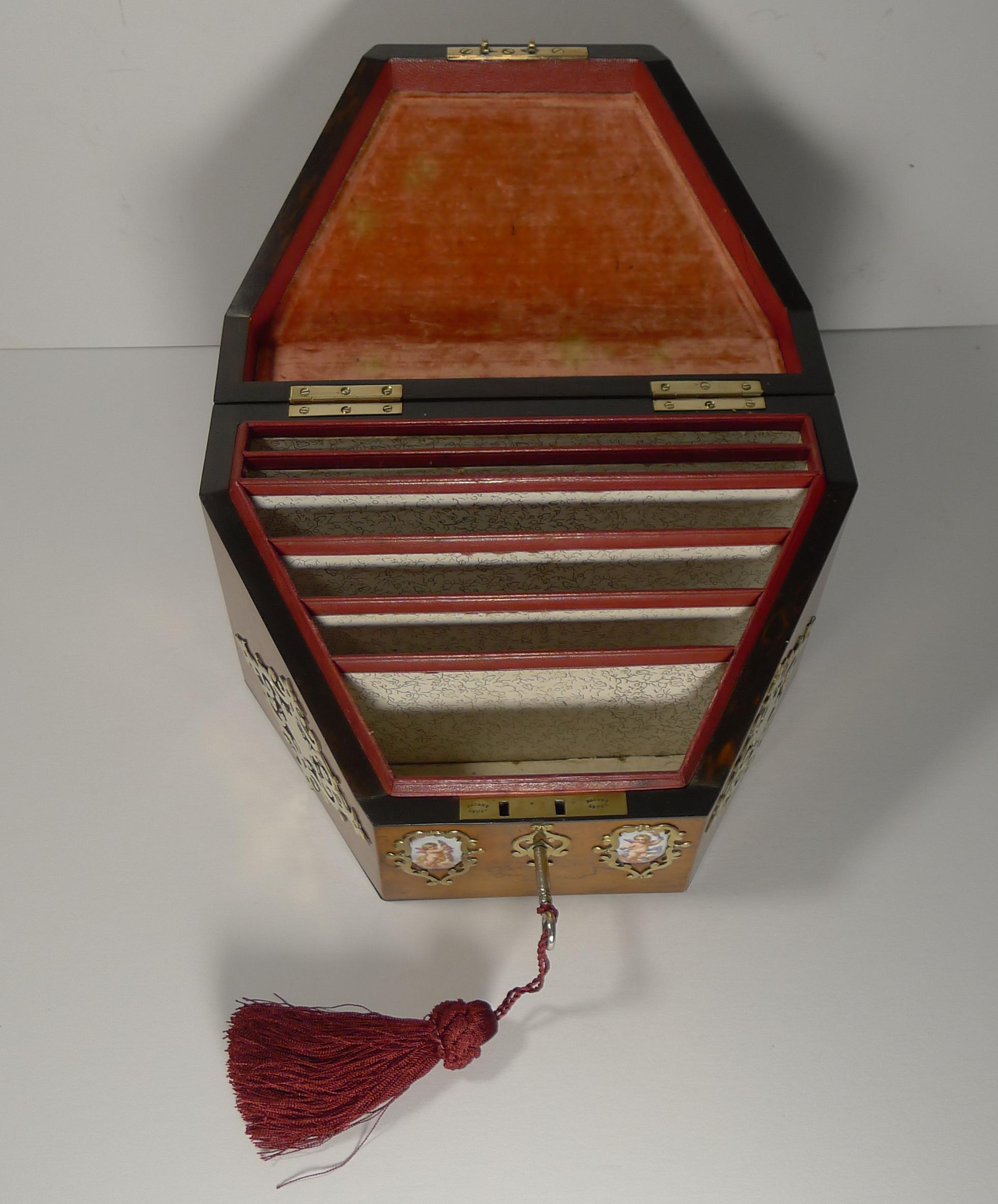 Antike englische Schreibwarenbox aus Wurzelholz und handbemaltem Porzellan, um 1850 im Angebot 1