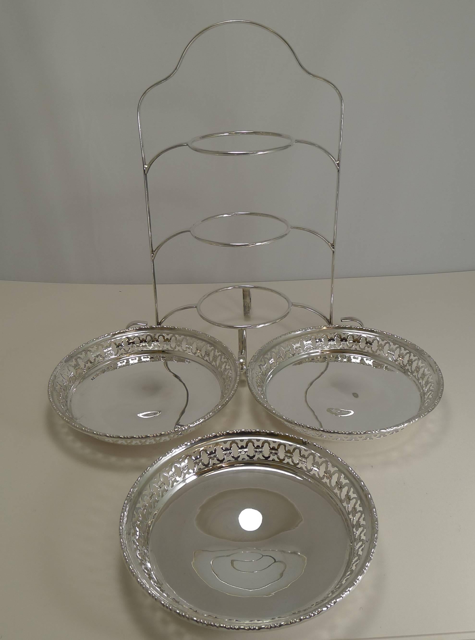 Antique English Cake Stand in Silver Plate, circa 1900 In Excellent Condition In Bath, GB