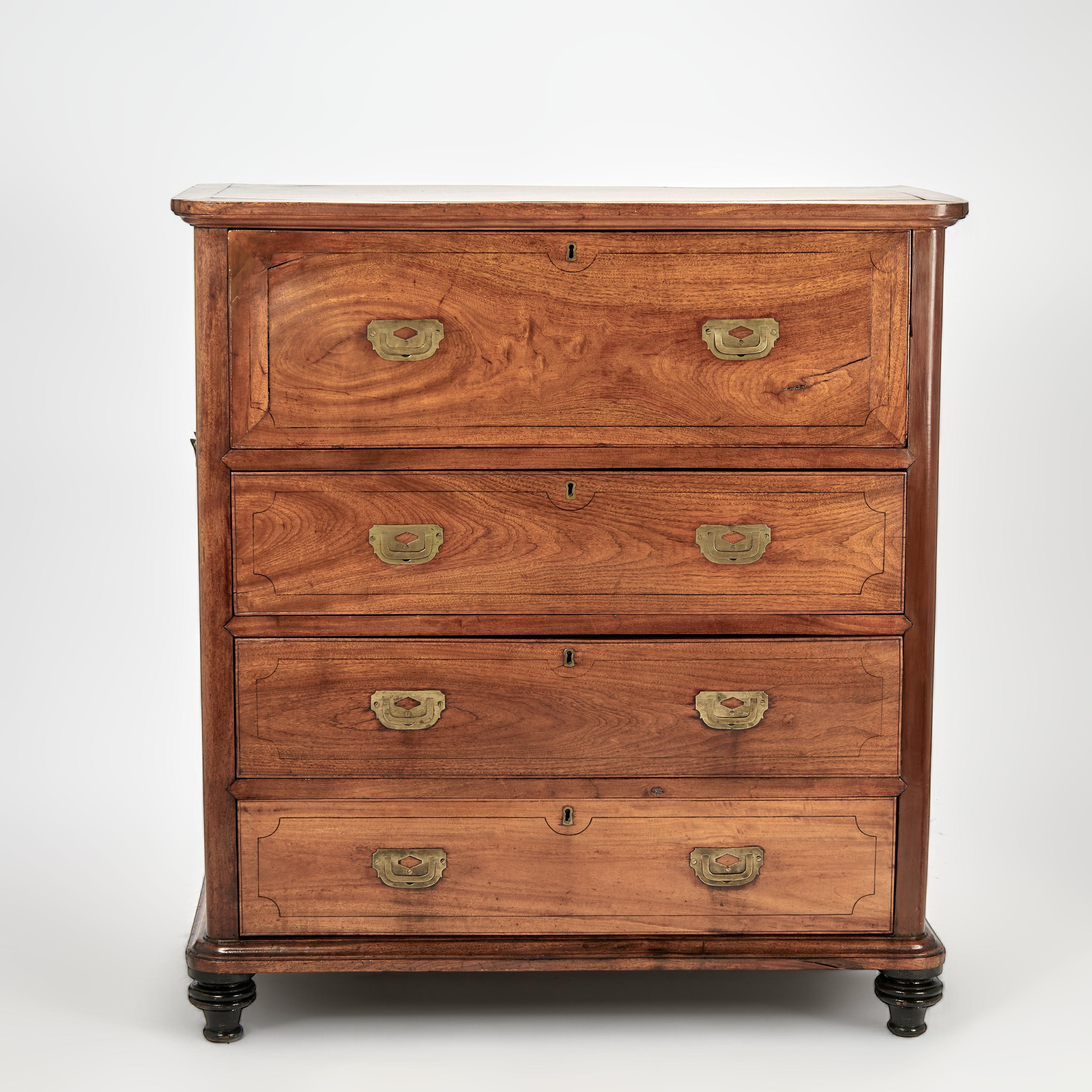 Splendida cassapanca inglese del XIX secolo realizzata a mano in legno massiccio tropicale con una scrivania estraibile su tre cassetti con una superficie di scrittura in pelle, angoli, fessure e cassetti, ferramenta in ottone per la campagna e