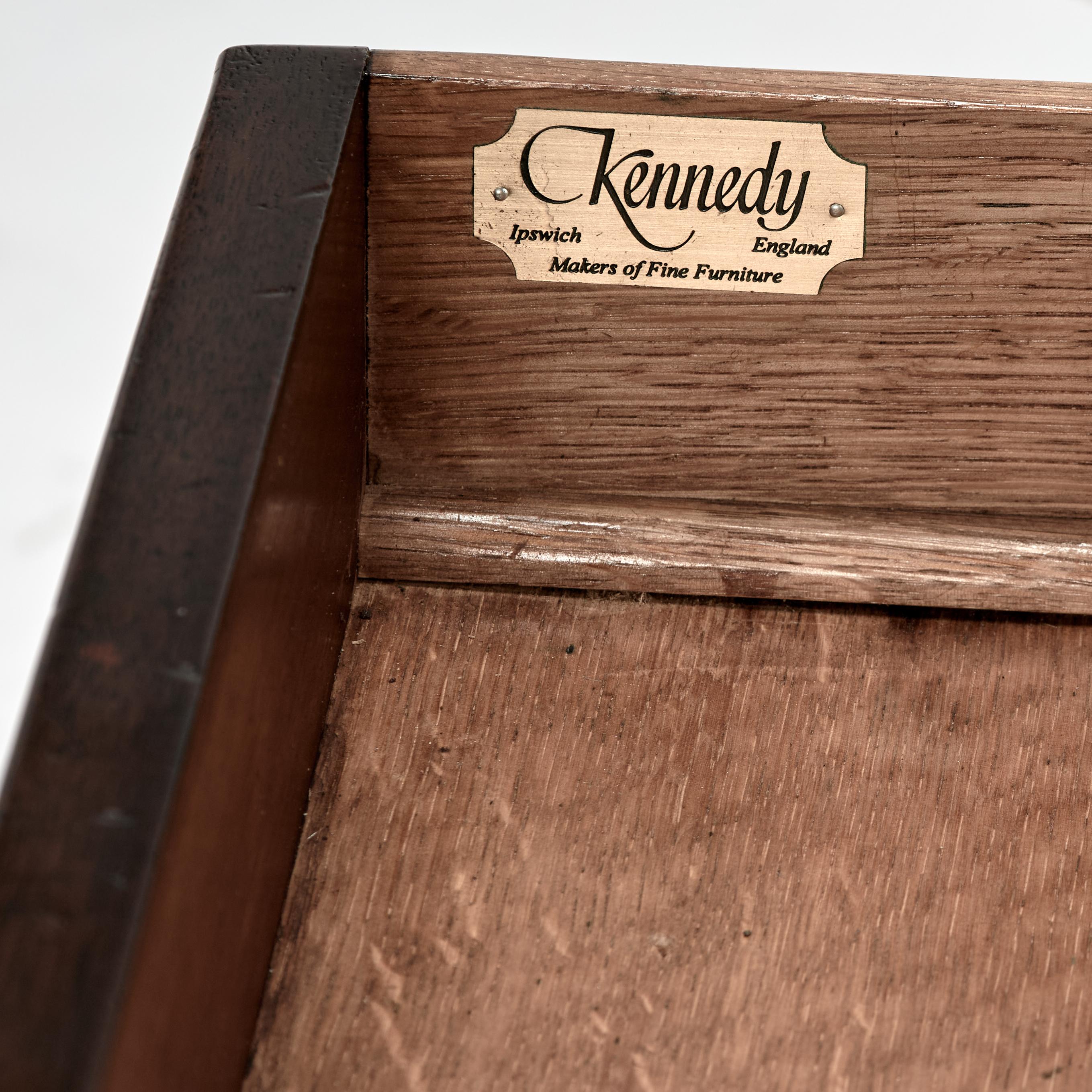 Antiguo escritorio inglés de campaña con tapa de cuero en venta 11