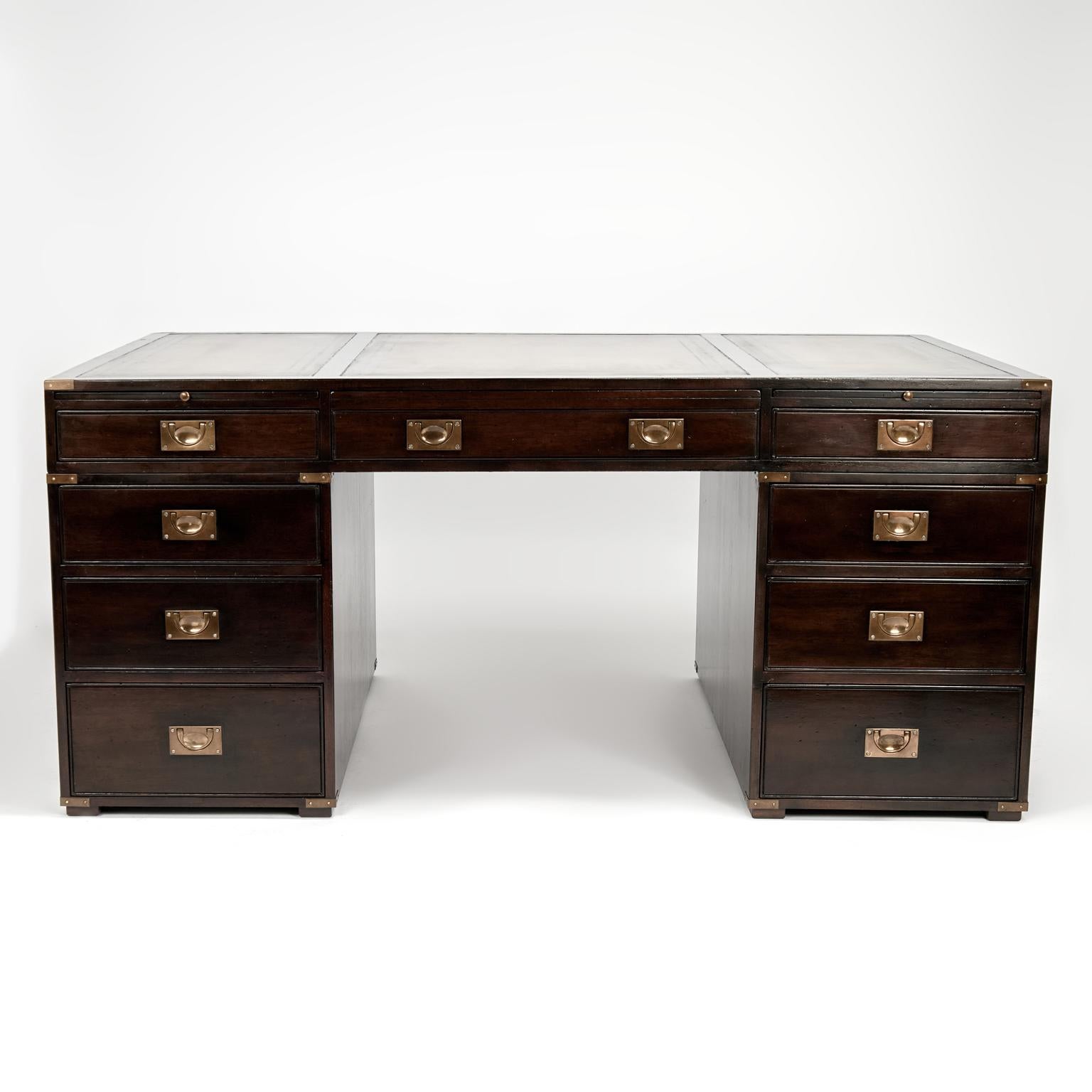 Precioso escritorio antiguo de la época colonial británica, fabricado en caoba con doble pedestal de tres piezas, con tres paneles de cuero labrado en la parte superior, herrajes de campaña de latón, nueve cajones en un lado y siete en el otro,