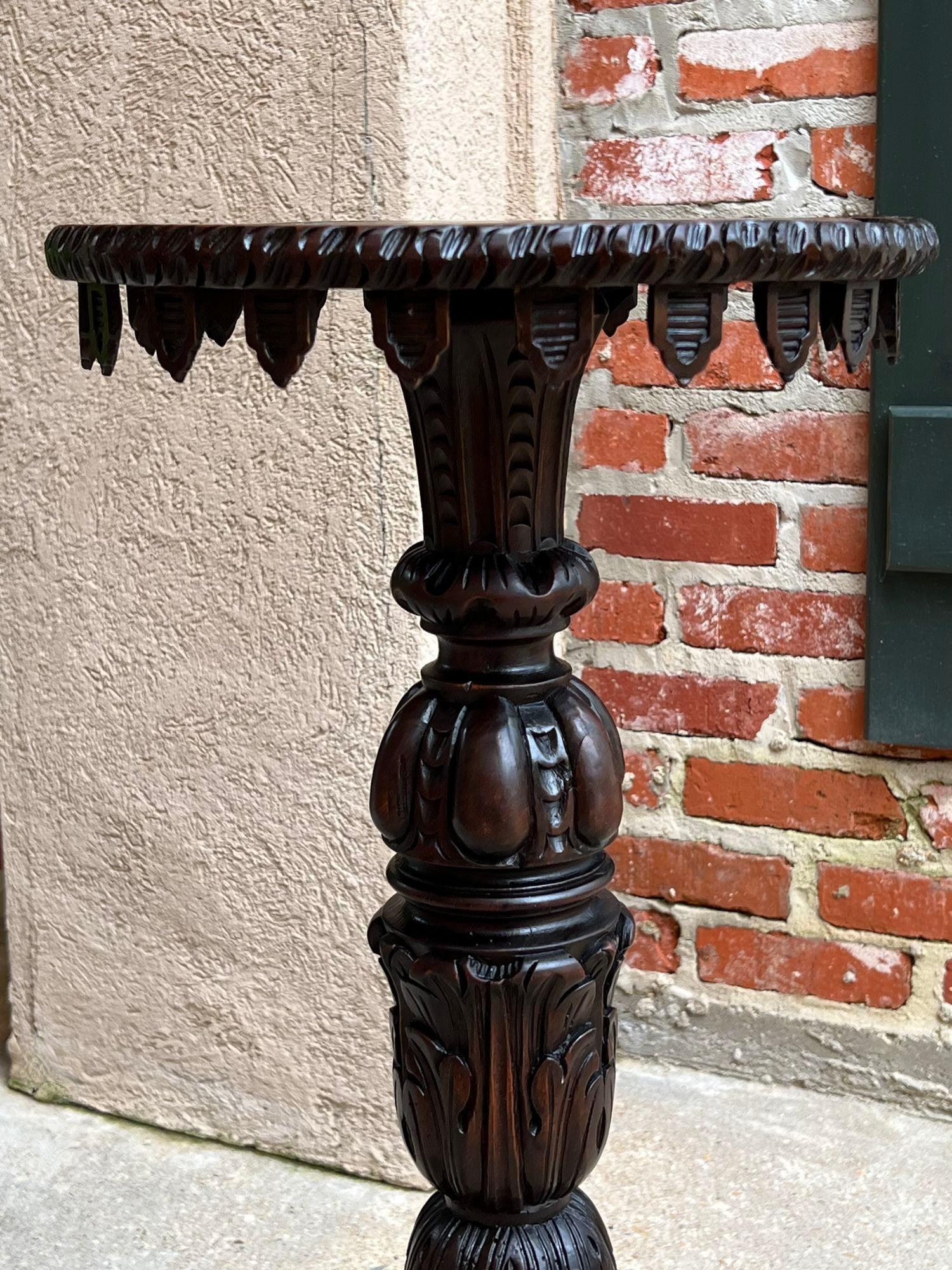 Ancienne table de jardinière anglaise sculptée sur piédestal en bronze pour présentoir en vente 10