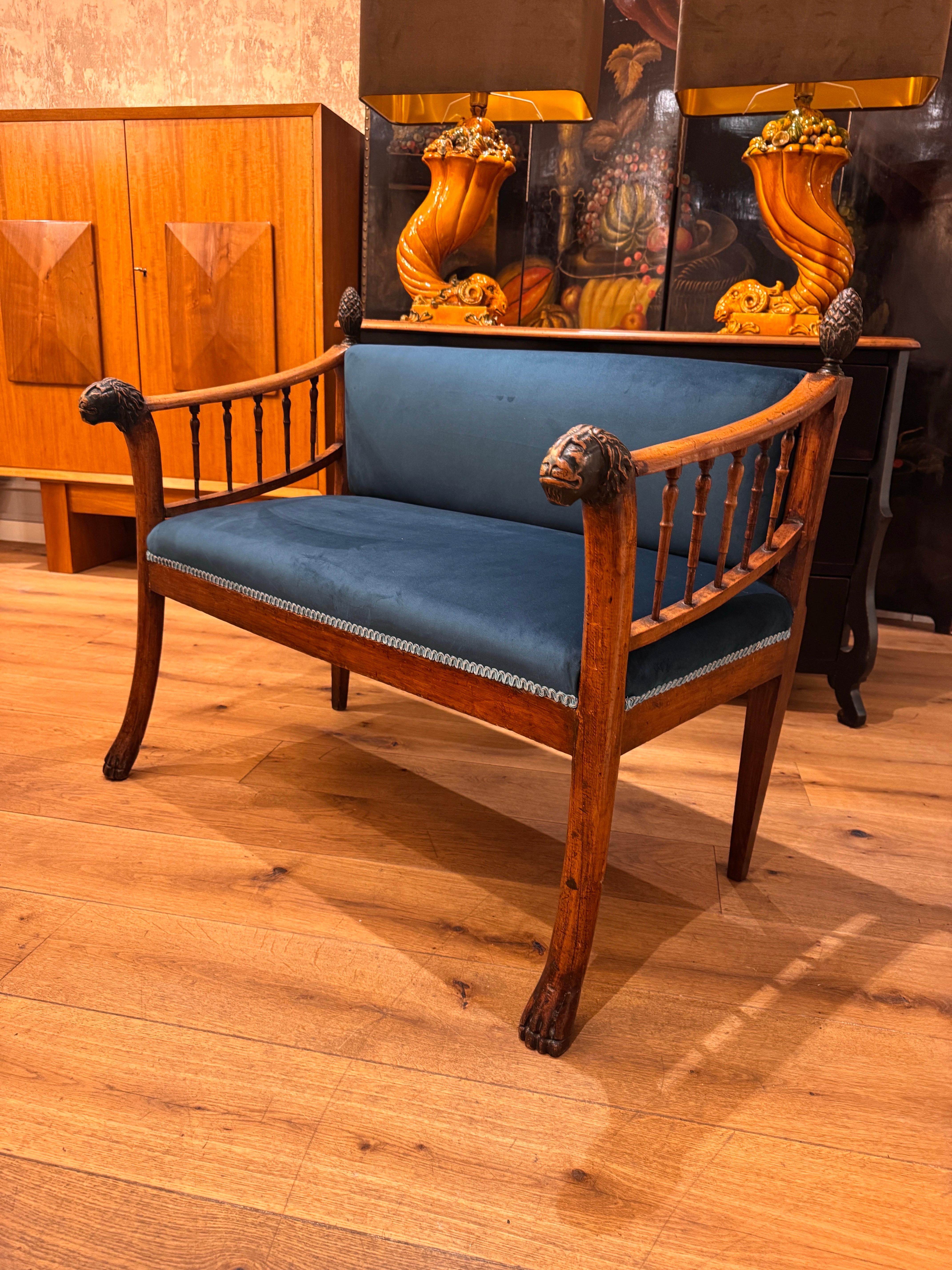 Antique English carved lion head walnut banquette For Sale 6