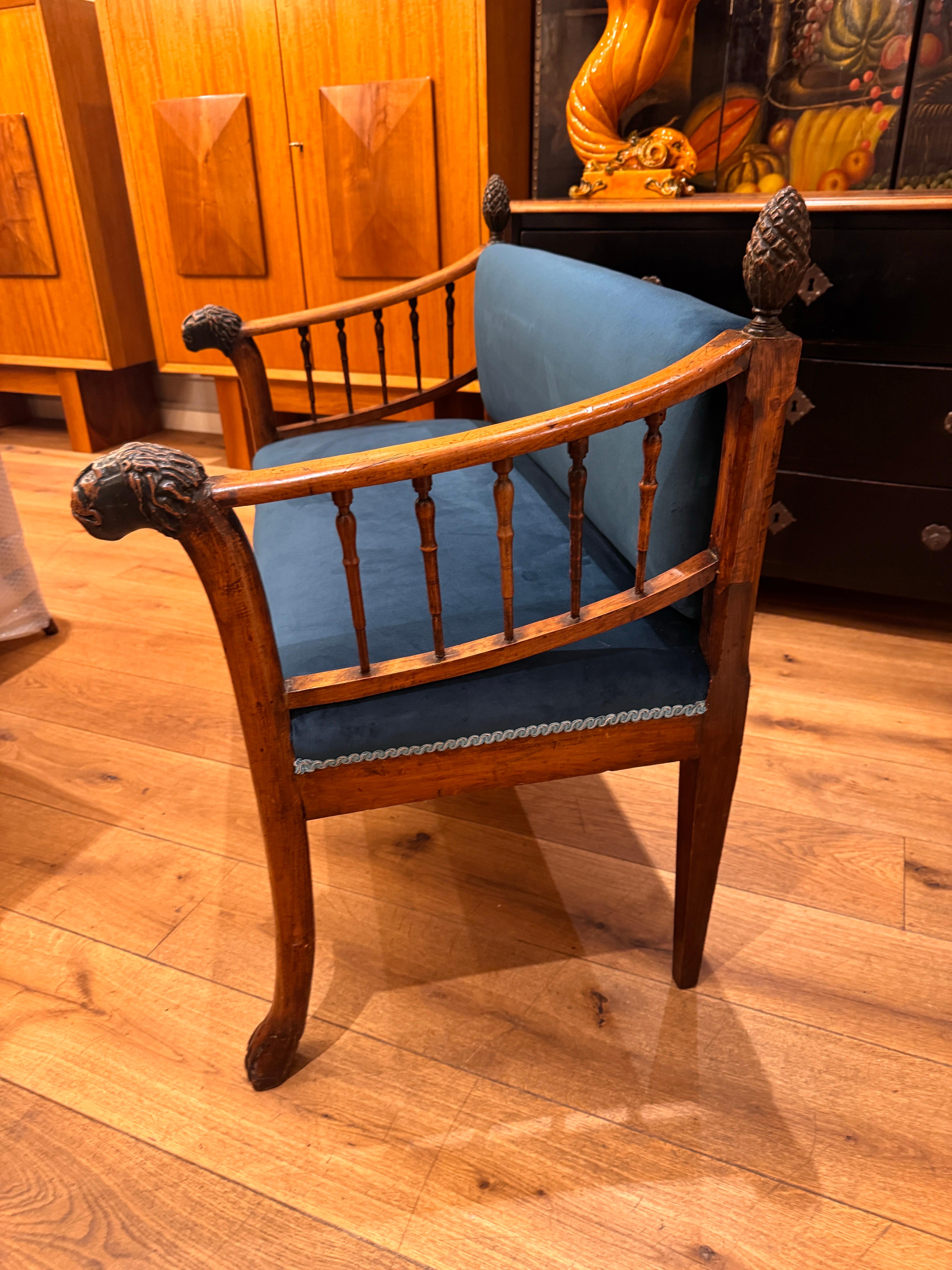Antique English carved lion head walnut banquette For Sale 3