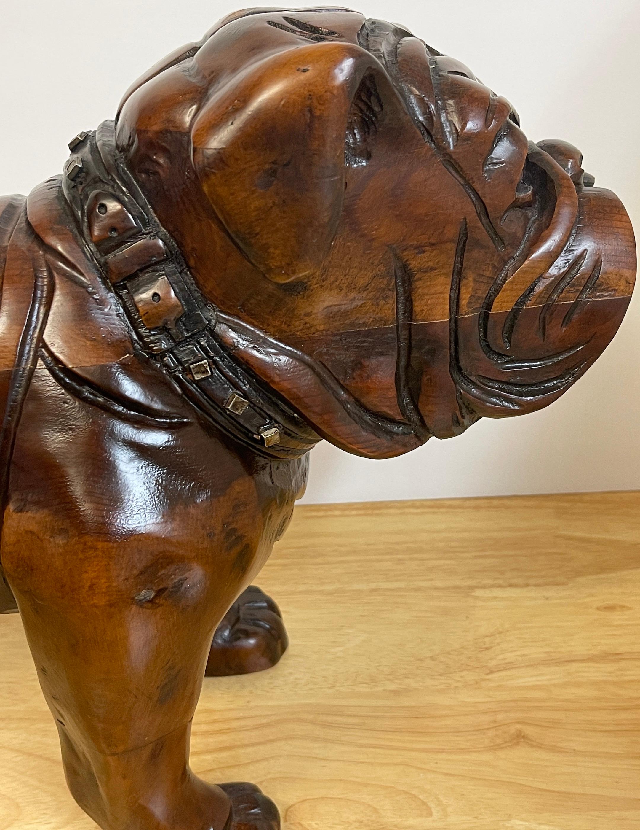 Antiker englischer geschnitzter Stierhund aus Hartholz mit geschliffenem Stahlkragen  (Handgeschnitzt) im Angebot