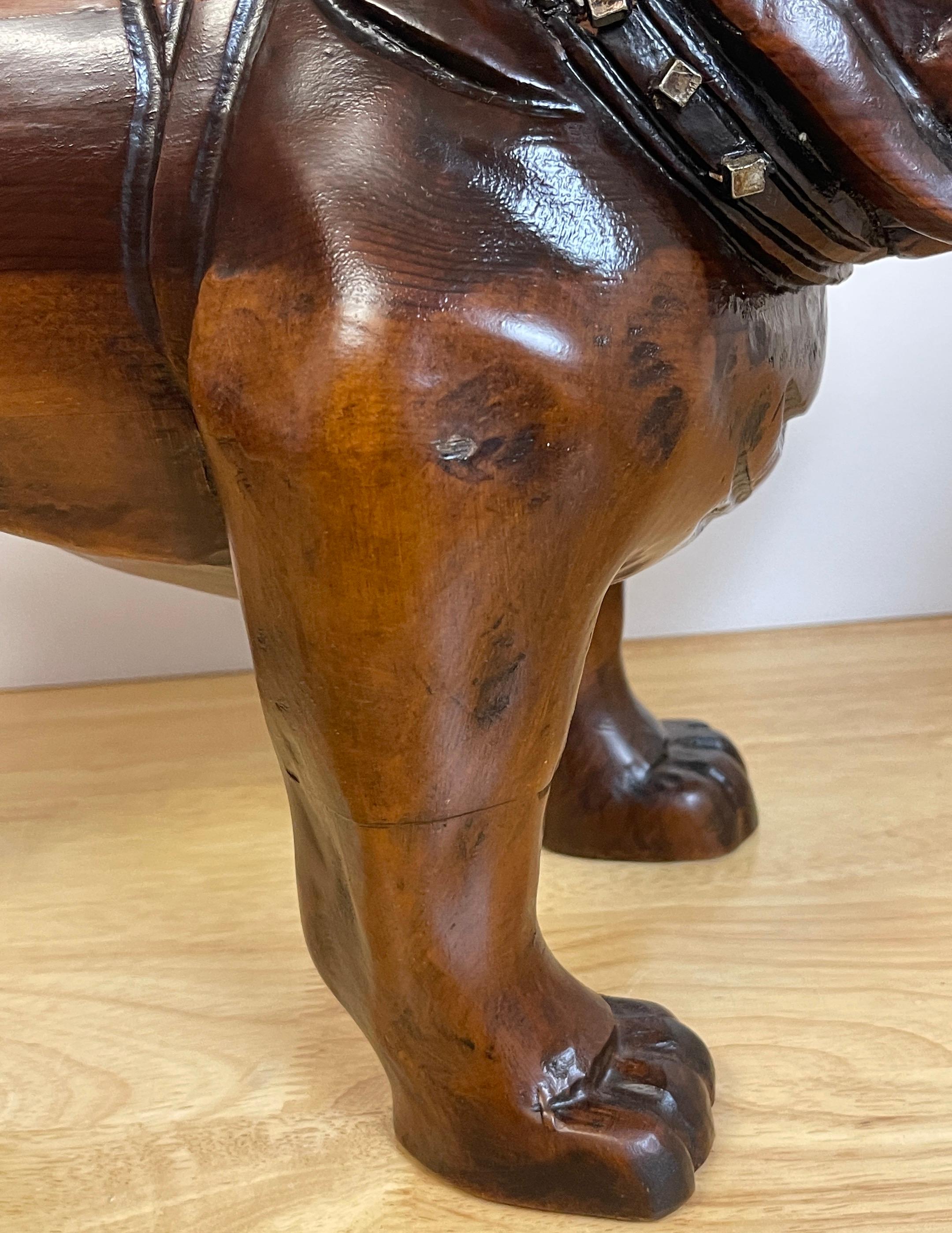 Sculpté à la main Ancien chien de taureau anglais sculpté en bois dur avec col en acier taillé  en vente