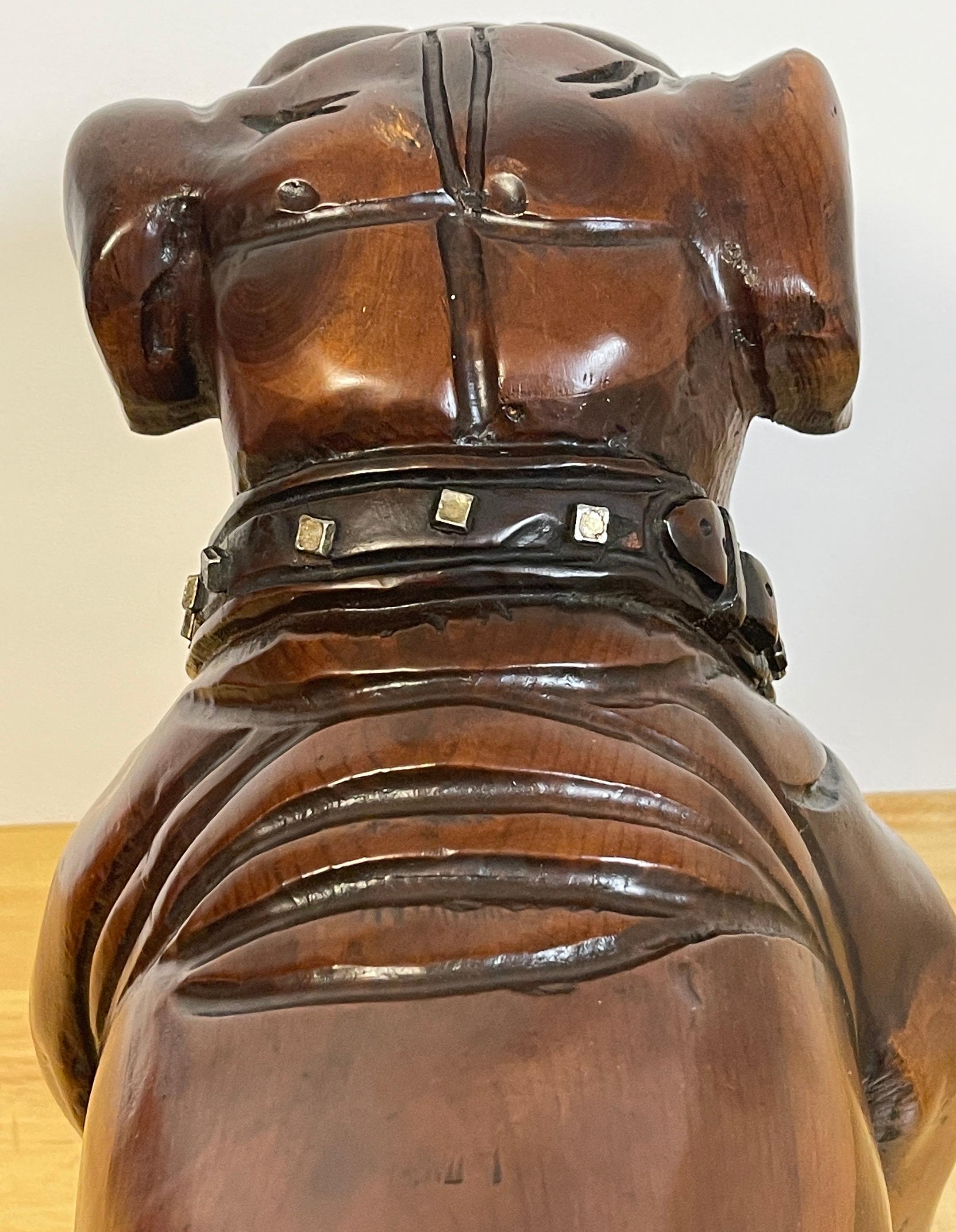 Antiker englischer geschnitzter Stierhund aus Hartholz mit geschliffenem Stahlkragen  im Angebot 1