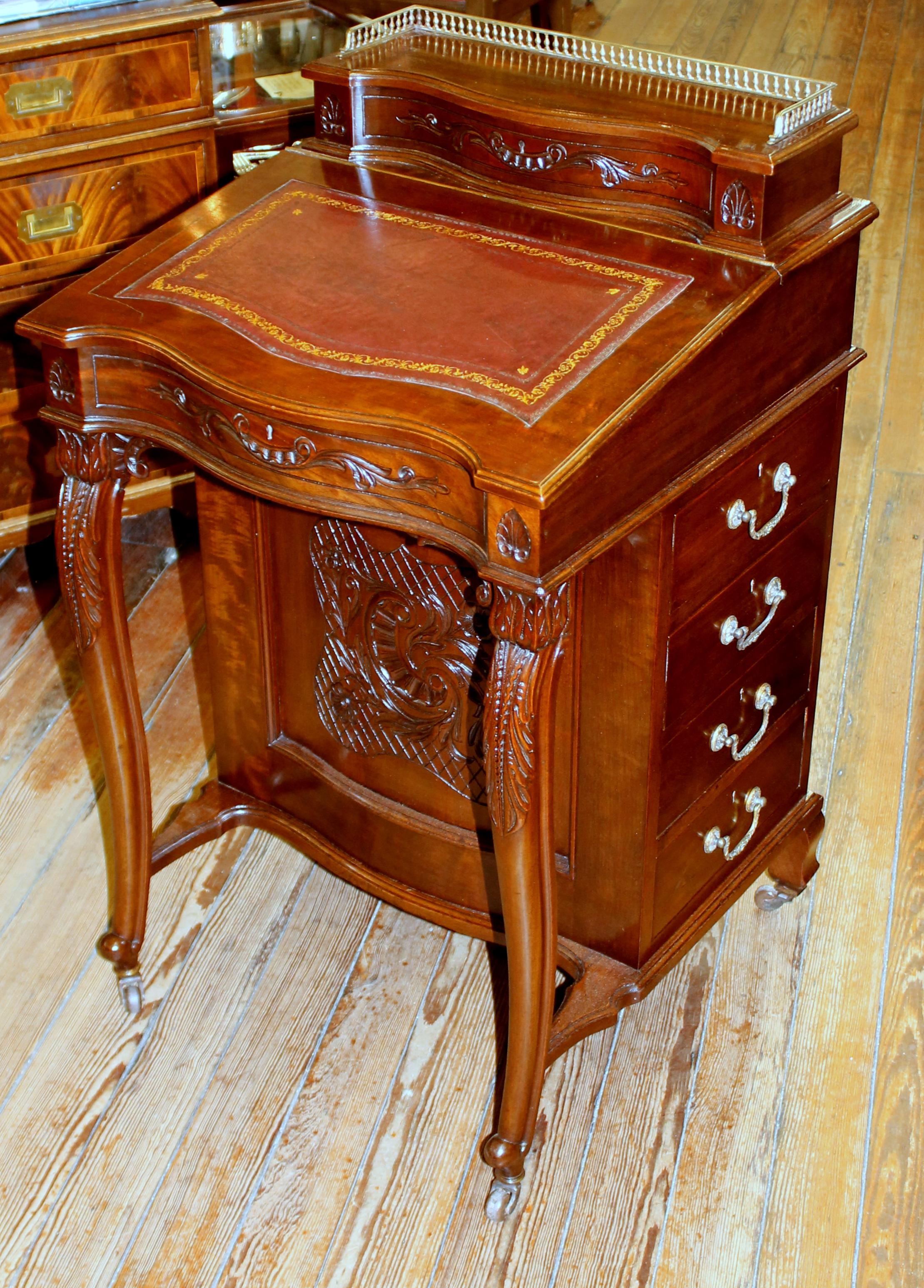 Fabulous quality antique 19th century English carved mahogany Davenport or Ship Captain's desk with tooled and gilt leather lid

Please note the exceptionally hand carved mahogany details throughout including the central carved waist. Bank of