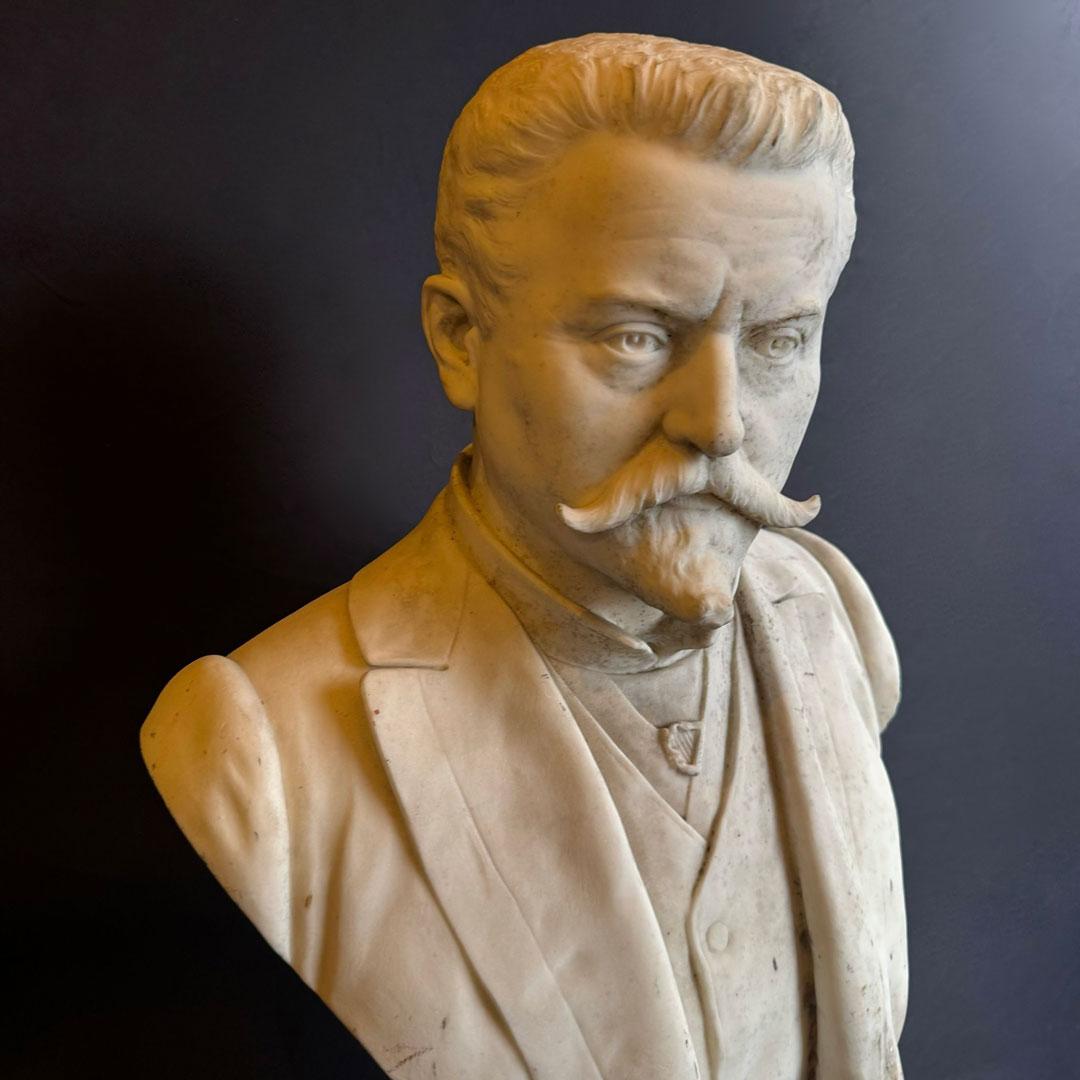 Il busto è tagliato in marmo. Firmato da J Allerti, scultore di Manchester.

Il busto è datato alla fine del XIX secolo.