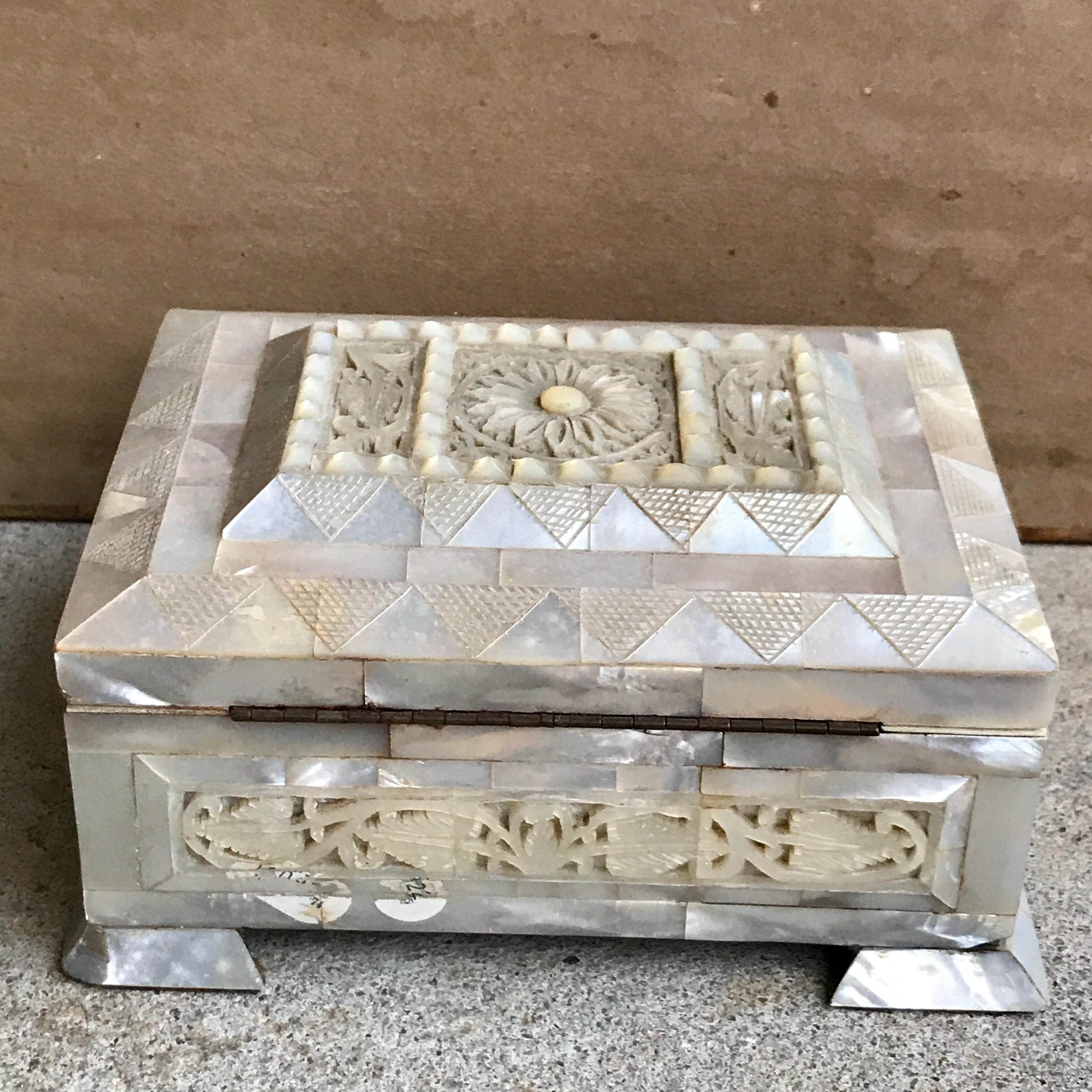 Antike englische geschnitzte Perlmutt-Tischbox mit Schlüssel (Samt)