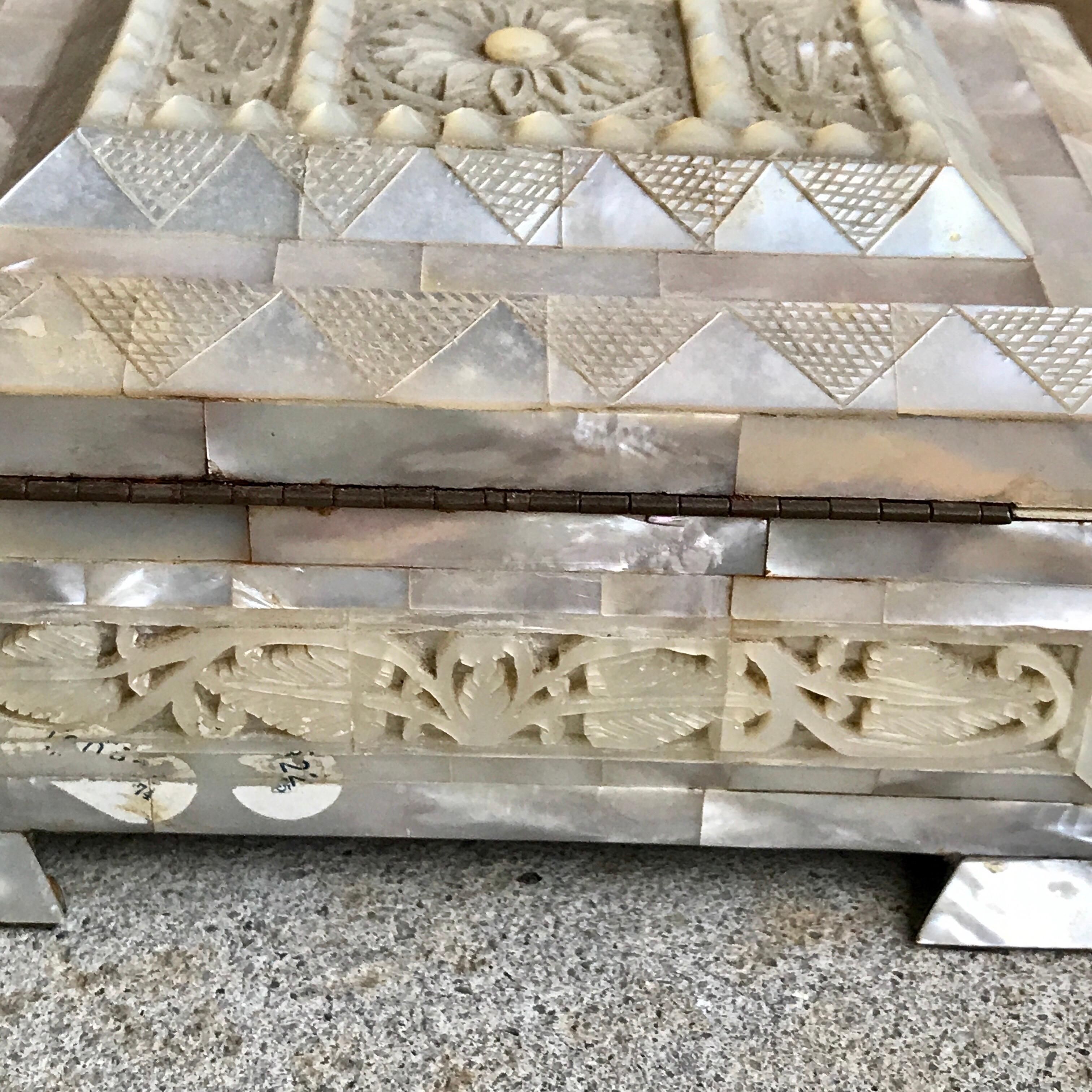 Antike englische geschnitzte Perlmutt-Tischbox mit Schlüssel 1