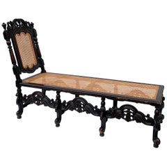 Chaise longue inglesa de roble tallado y caña estilo William & Mary