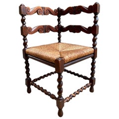 Fauteuil d'angle anglais ancien en chêne sculpté avec assise en jonc et torsion, vers 1900