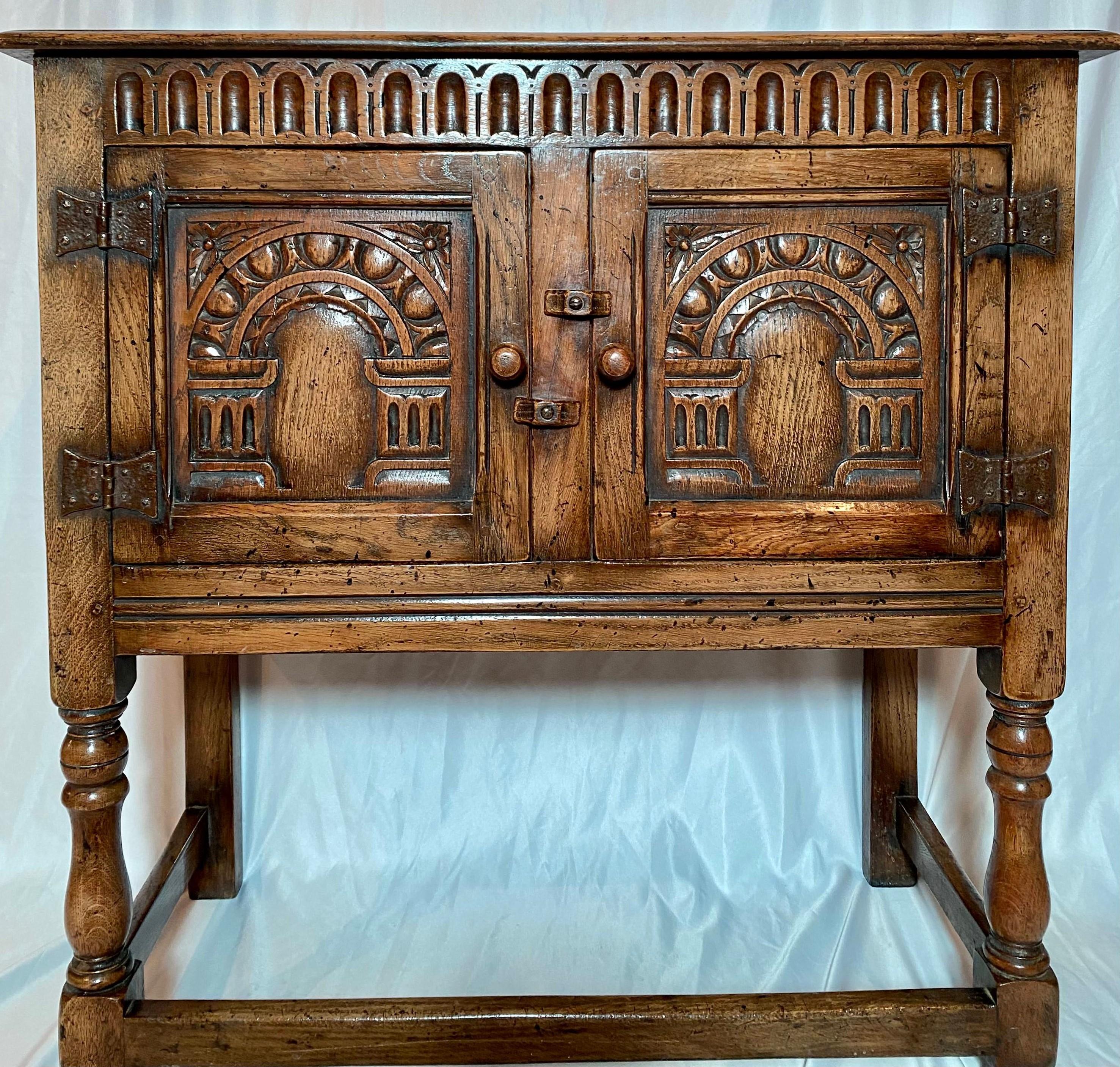 Antique English Carved Oak Cabinet, Circa 1890-1900 In Good Condition For Sale In New Orleans, LA