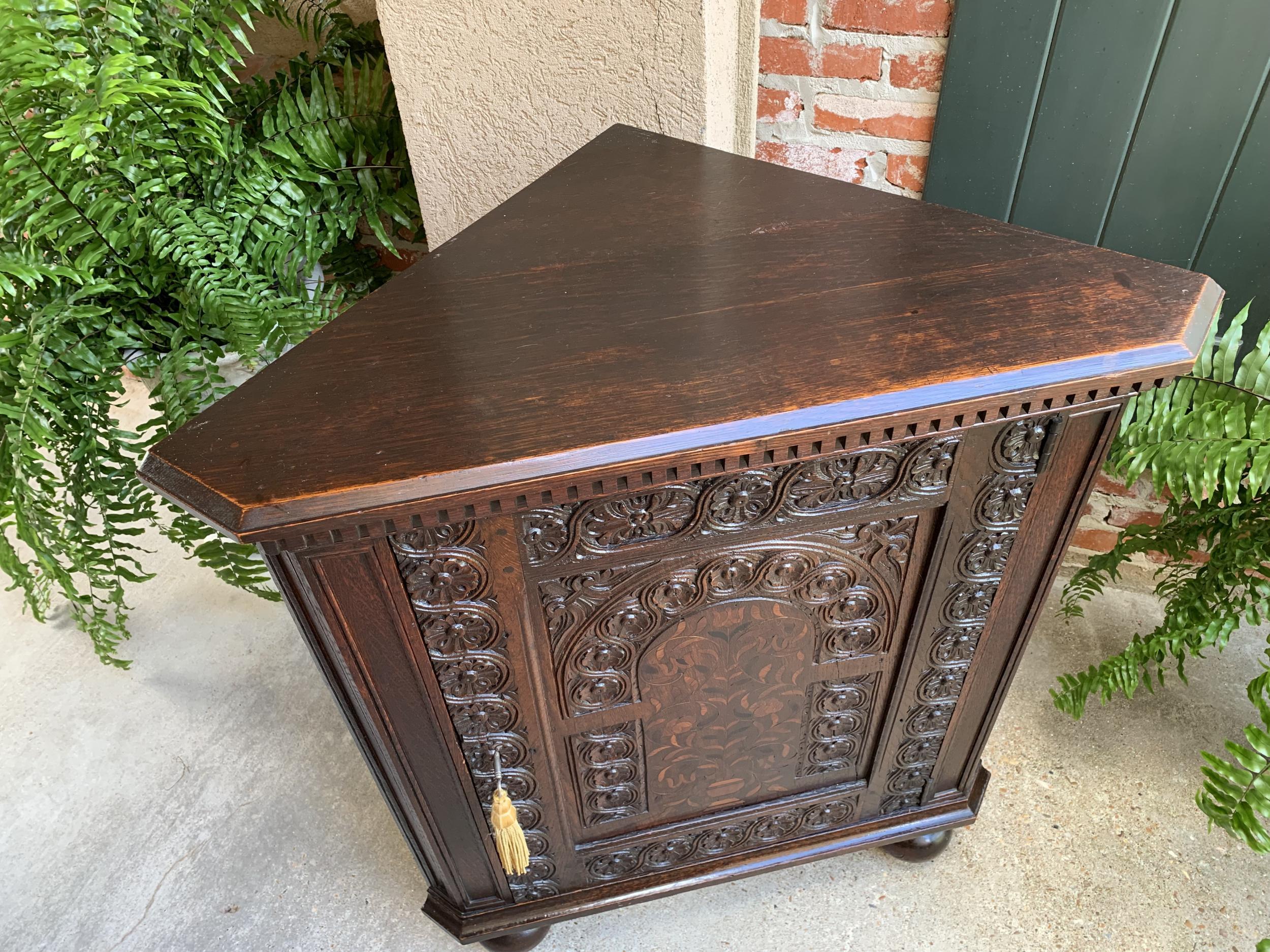 Antique English Carved Oak Corner Cabinet Marquetry Side Table 19th Century For Sale 11