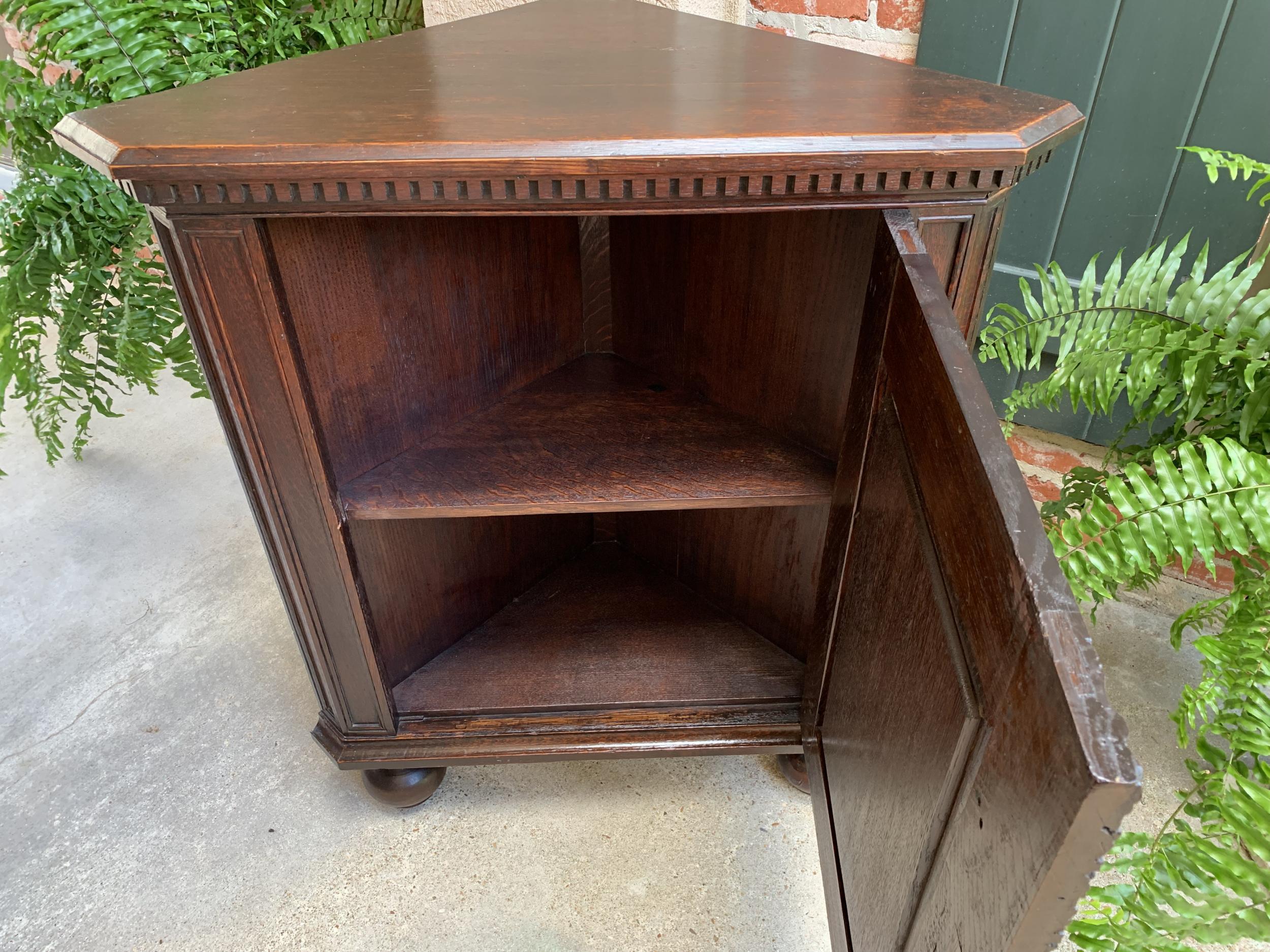 Antique English Carved Oak Corner Cabinet Marquetry Side Table 19th Century For Sale 12