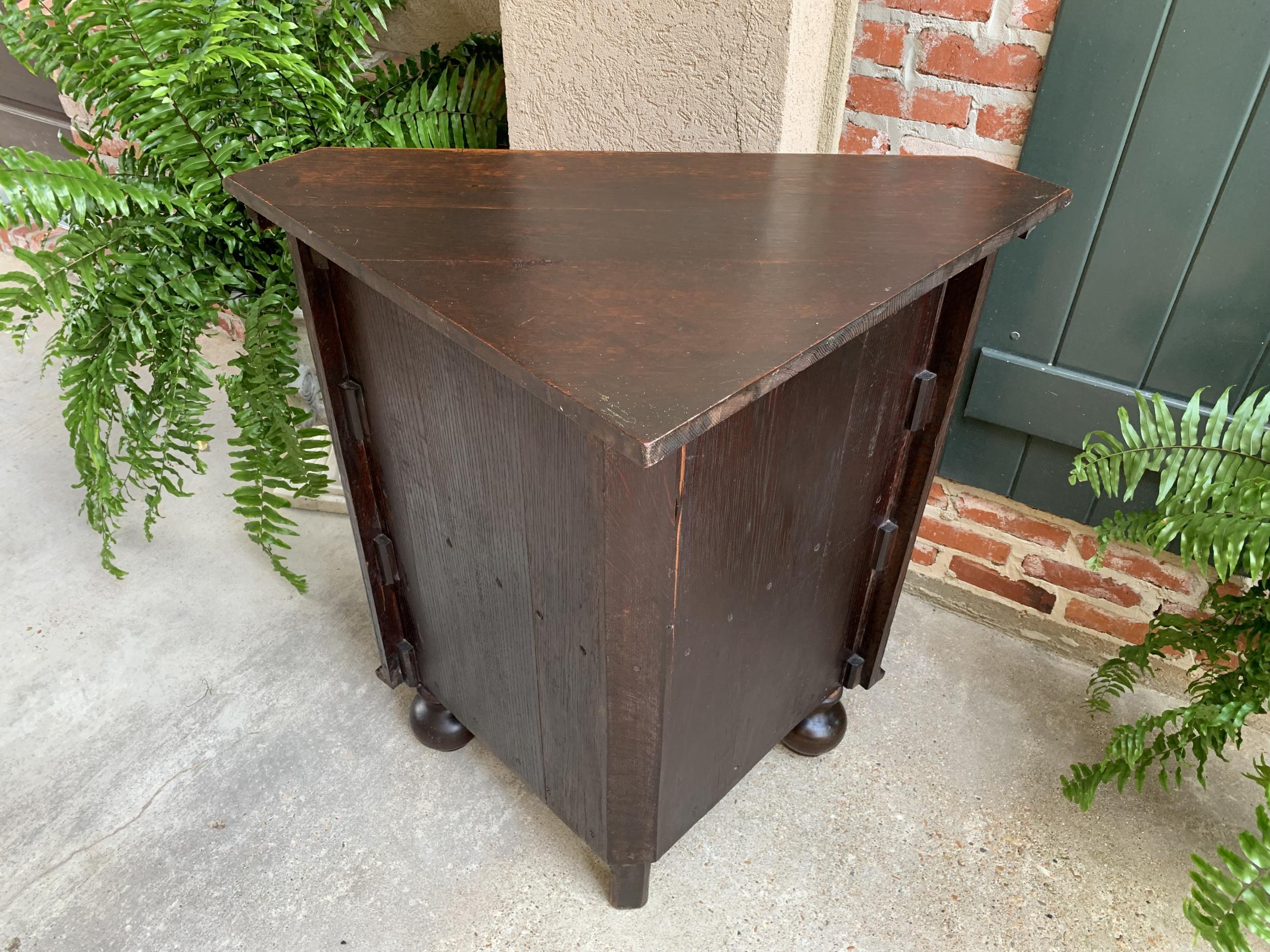 Antique English Carved Oak Corner Cabinet Marquetry Side Table 19th Century For Sale 13