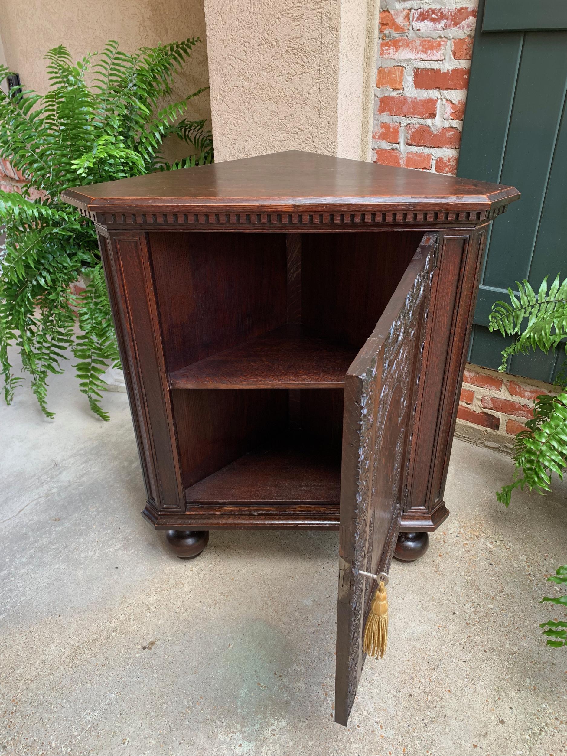 Antique English Carved Oak Corner Cabinet Marquetry Side Table 19th Century For Sale 3