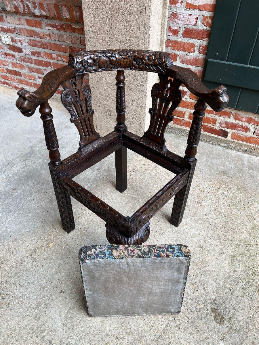 Antiquité anglaise Chaise d'angle en Oak Oak sculpté Renaissance Arm Arm Throne Chair Upholstery en vente 3