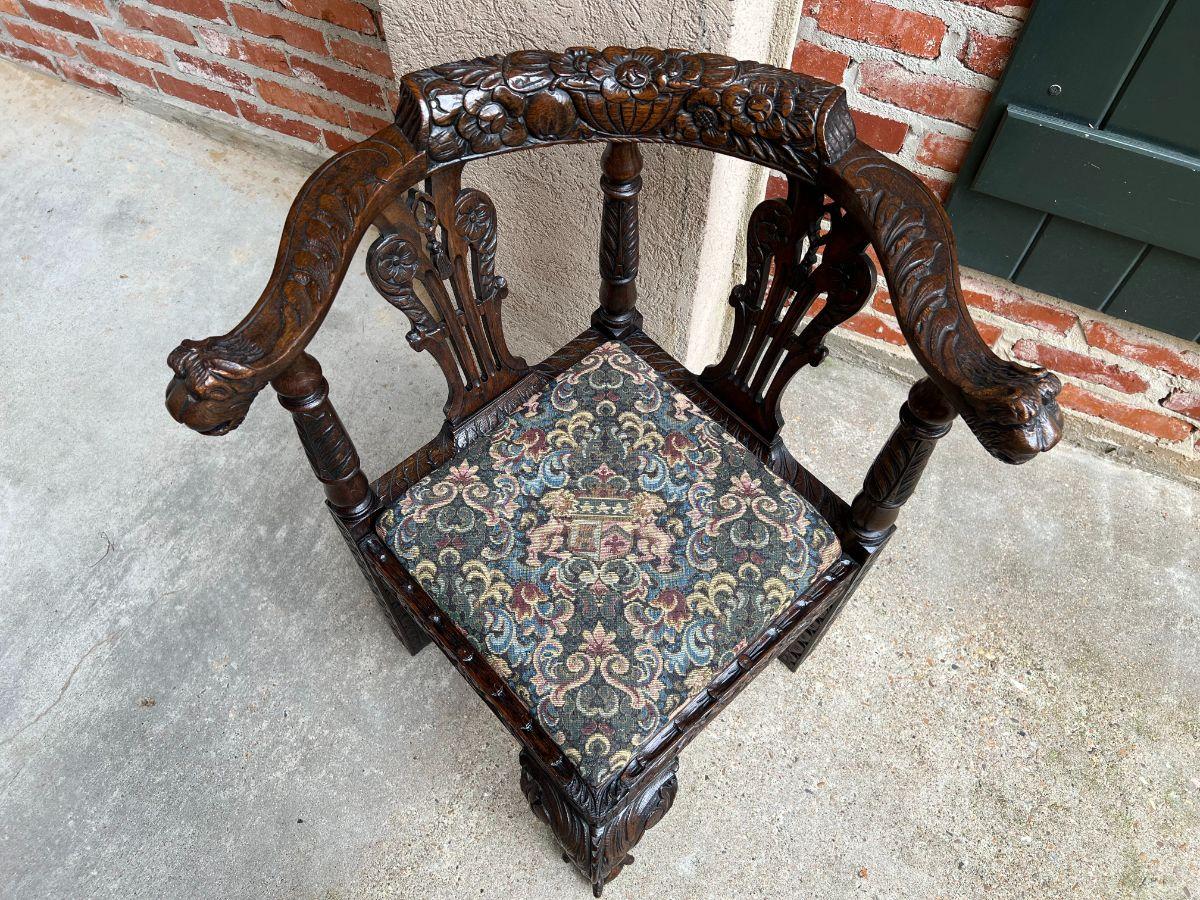 Victorien Antiquité anglaise Chaise d'angle en Oak Oak sculpté Renaissance Arm Arm Throne Chair Upholstery en vente