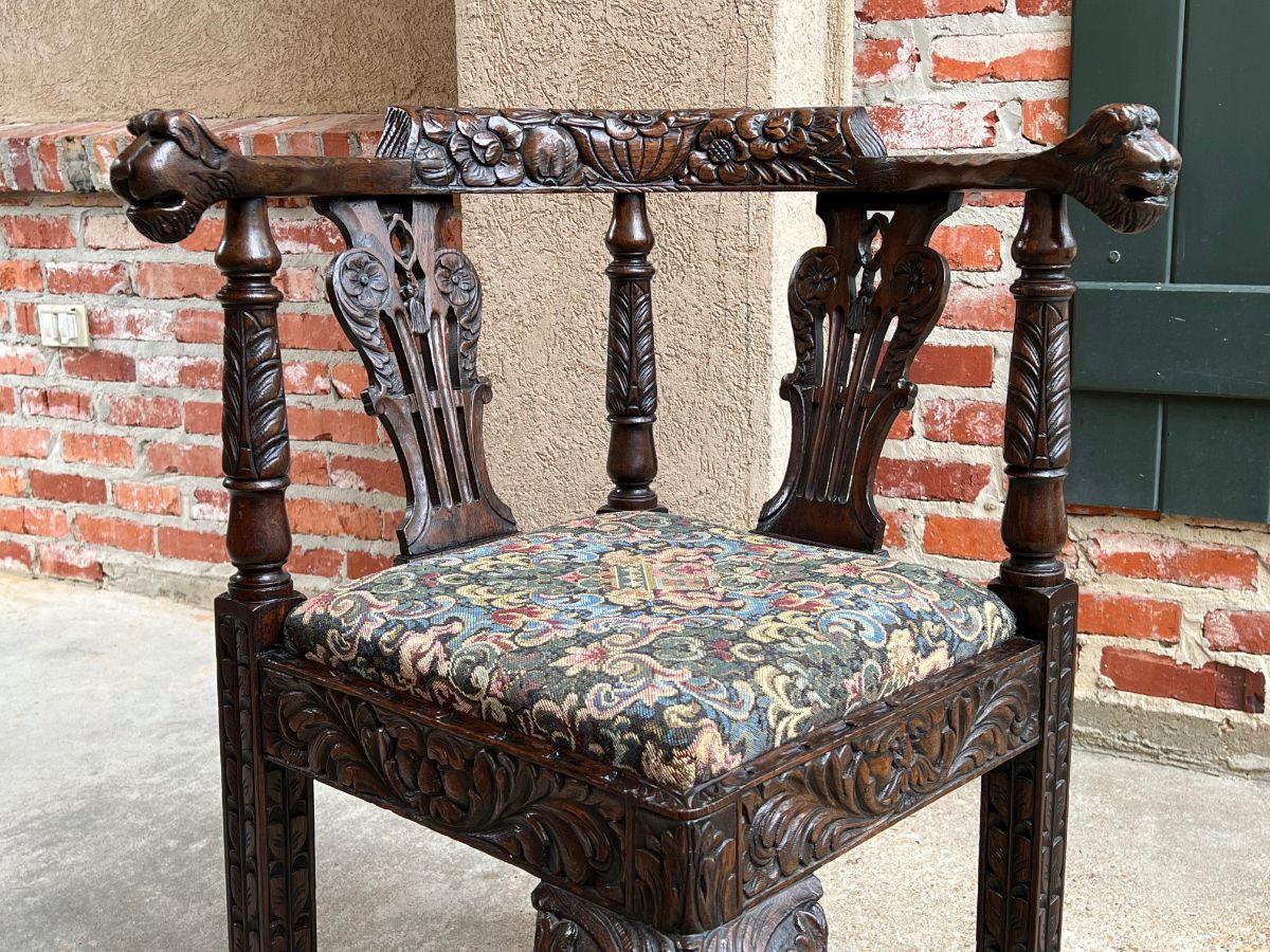 Anglais Antiquité anglaise Chaise d'angle en Oak Oak sculpté Renaissance Arm Arm Throne Chair Upholstery en vente