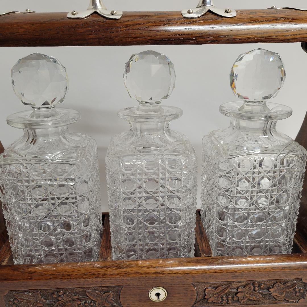 Antiguo Tántalo Inglés de Cristal Tallado de Roble Tallado a mano en venta