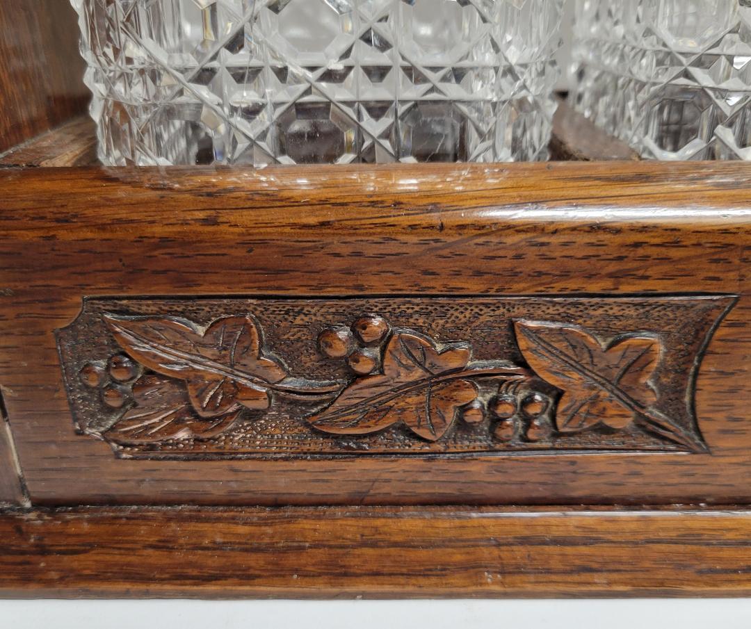 Antiguo Tántalo Inglés de Cristal Tallado de Roble en Bueno estado para la venta en New Orleans, LA