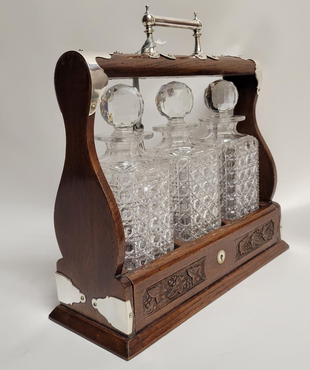 Antiguo Tántalo Inglés de Cristal Tallado de Roble siglo XIX en venta