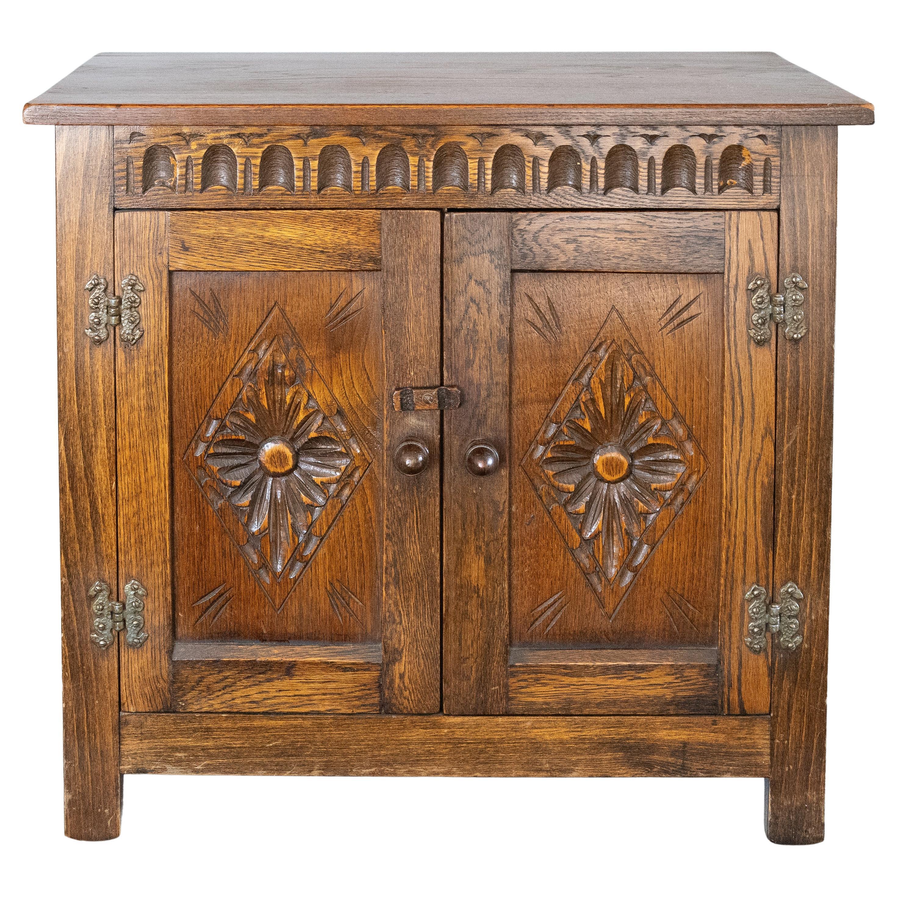 Antique Dwarf Cupboard en chêne anglais sculpté en vente