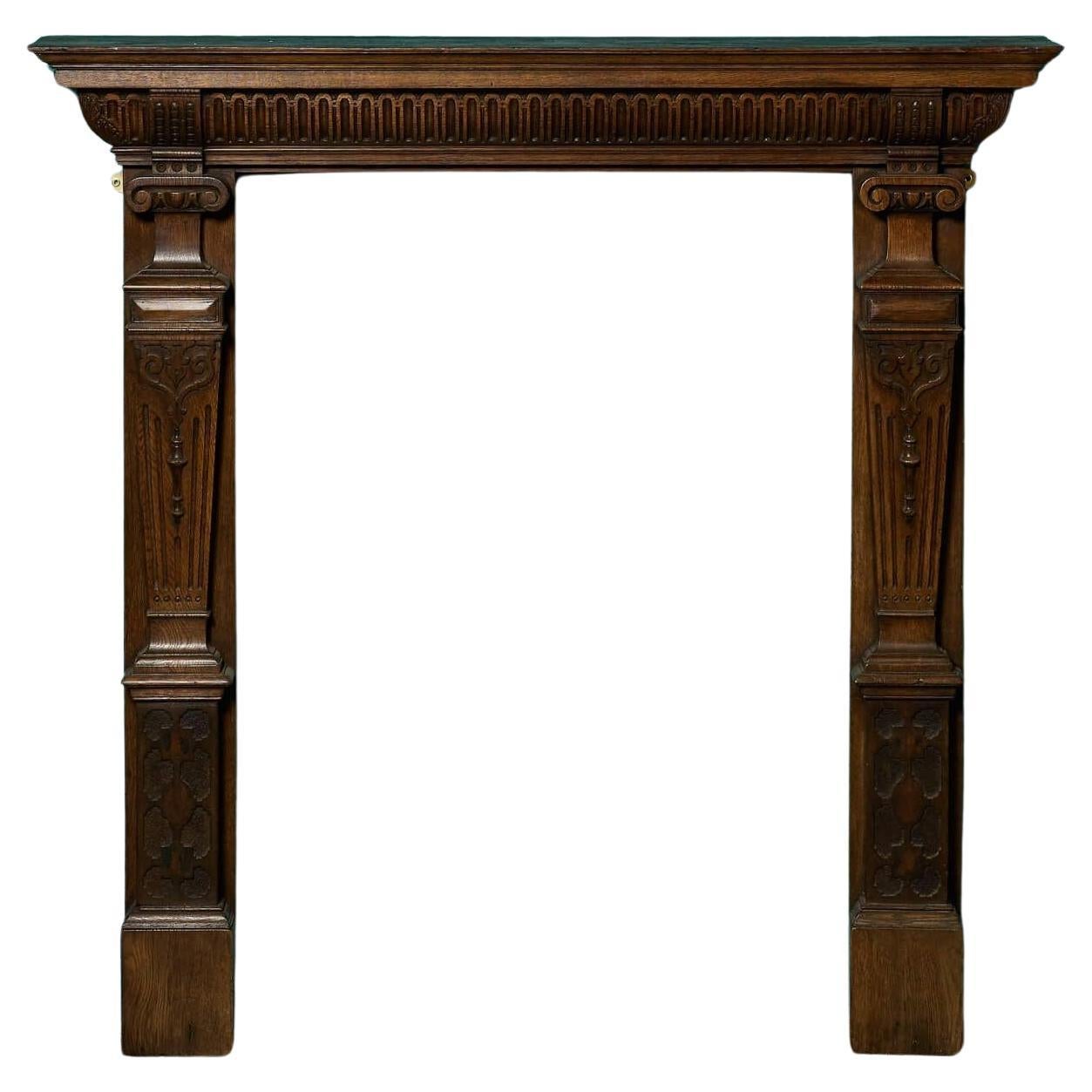 Cheminée ancienne en chêne sculpté anglais