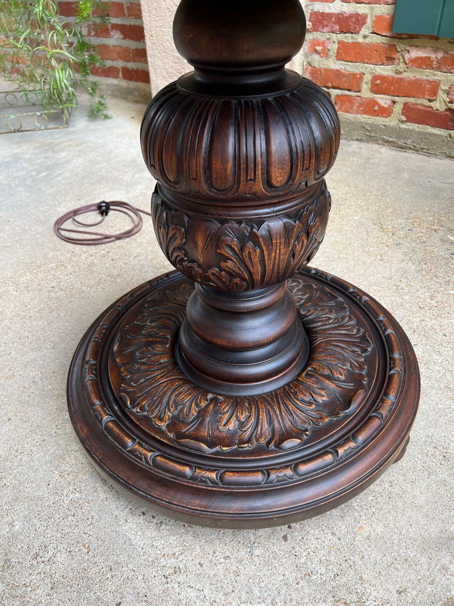 Antica lampada da terra inglese intagliata in Oak OPEN Barley Twist con tavolino rotondo c1920 3