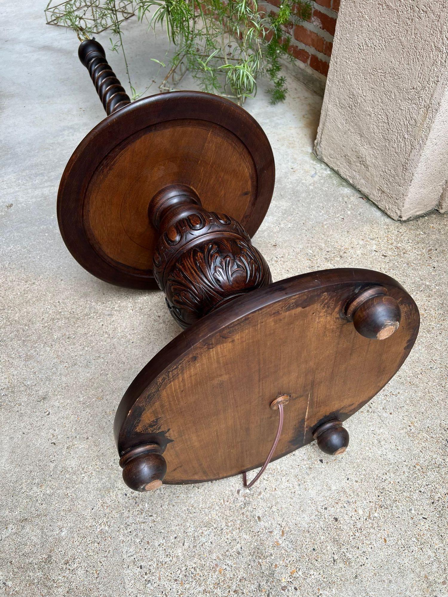 Antica lampada da terra inglese intagliata in Oak OPEN Barley Twist con tavolino rotondo c1920 4
