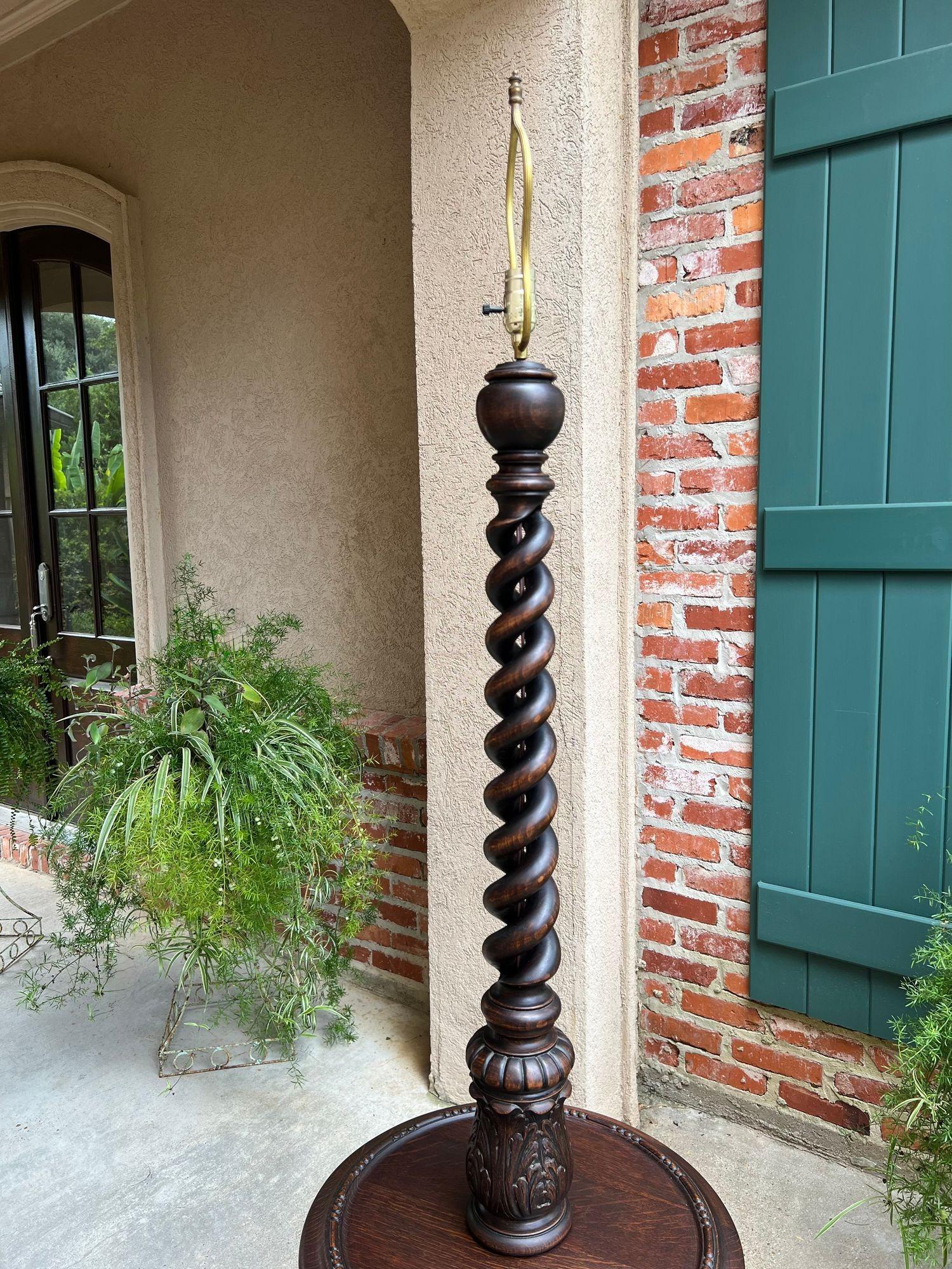 Antica lampada da terra inglese intagliata in Oak OPEN Barley Twist con tavolino rotondo c1920 6
