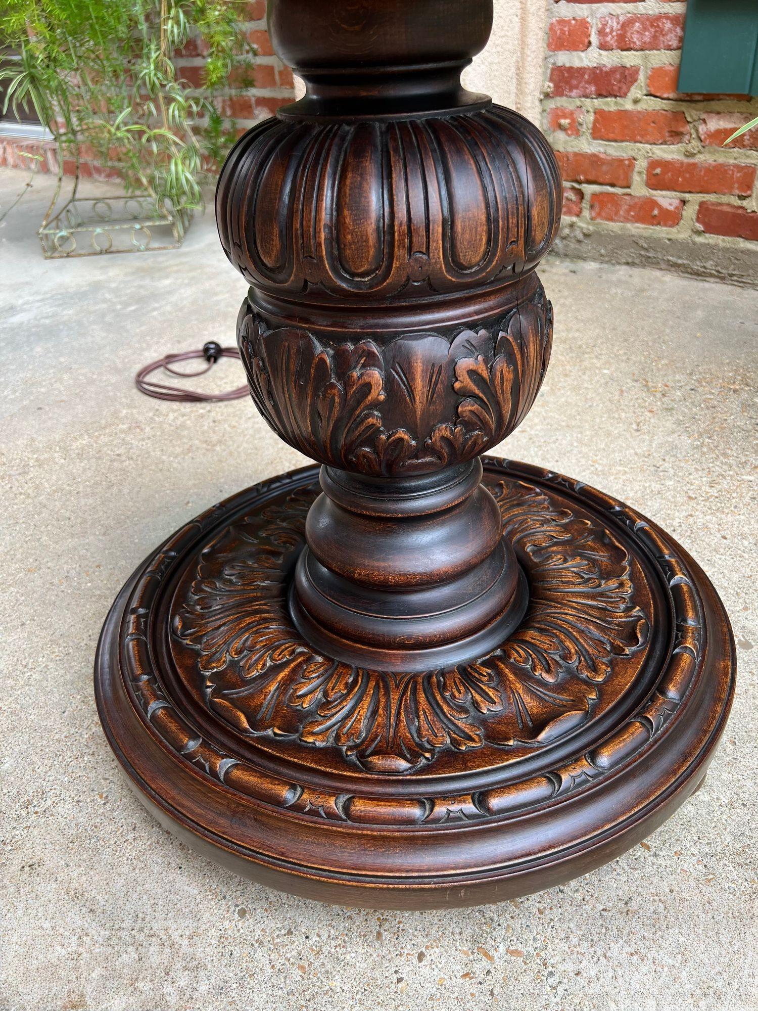 Antica lampada da terra inglese intagliata in Oak OPEN Barley Twist con tavolino rotondo c1920 9