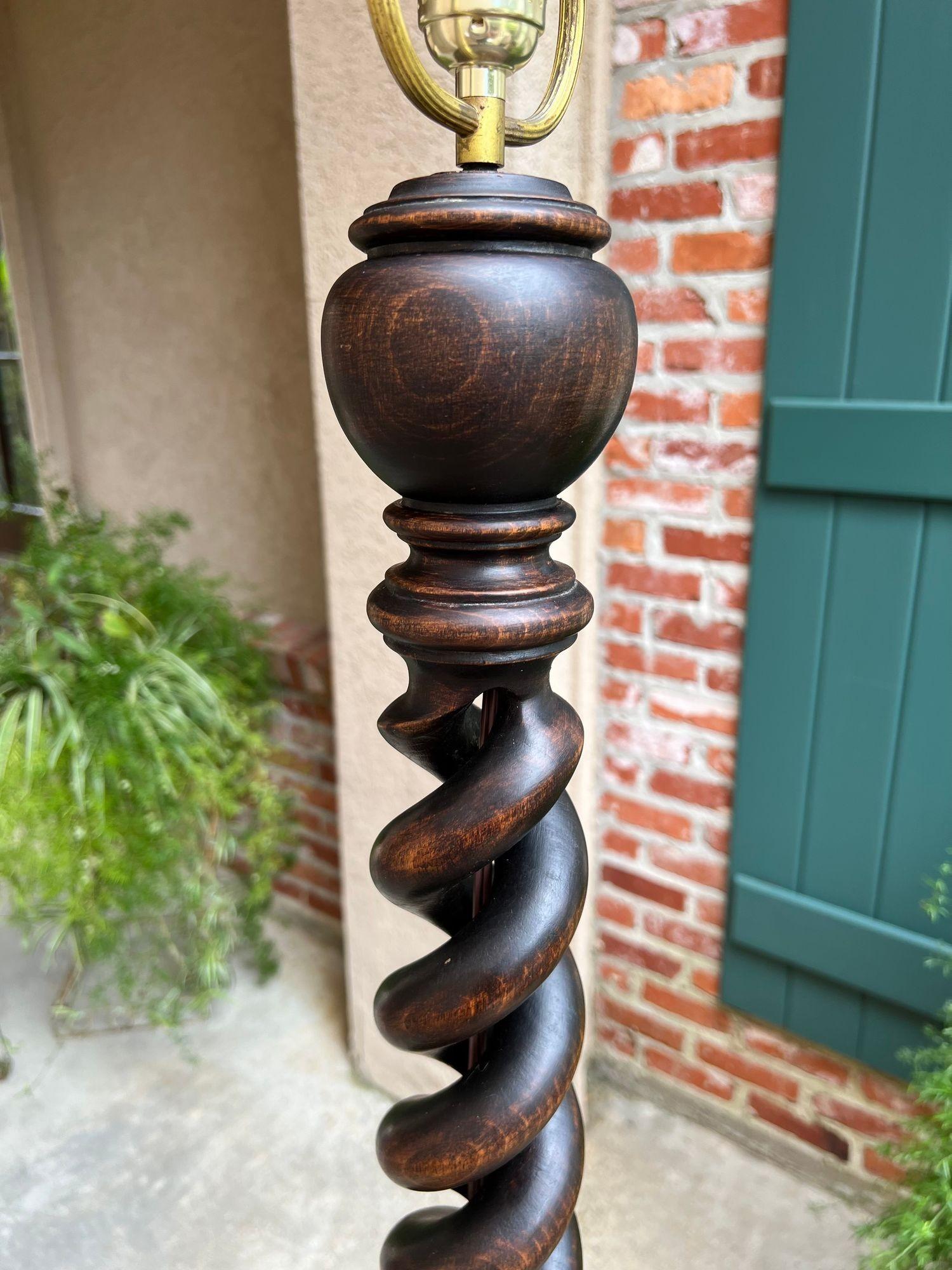 Antica lampada da terra inglese intagliata in Oak OPEN Barley Twist con tavolino rotondo c1920 10