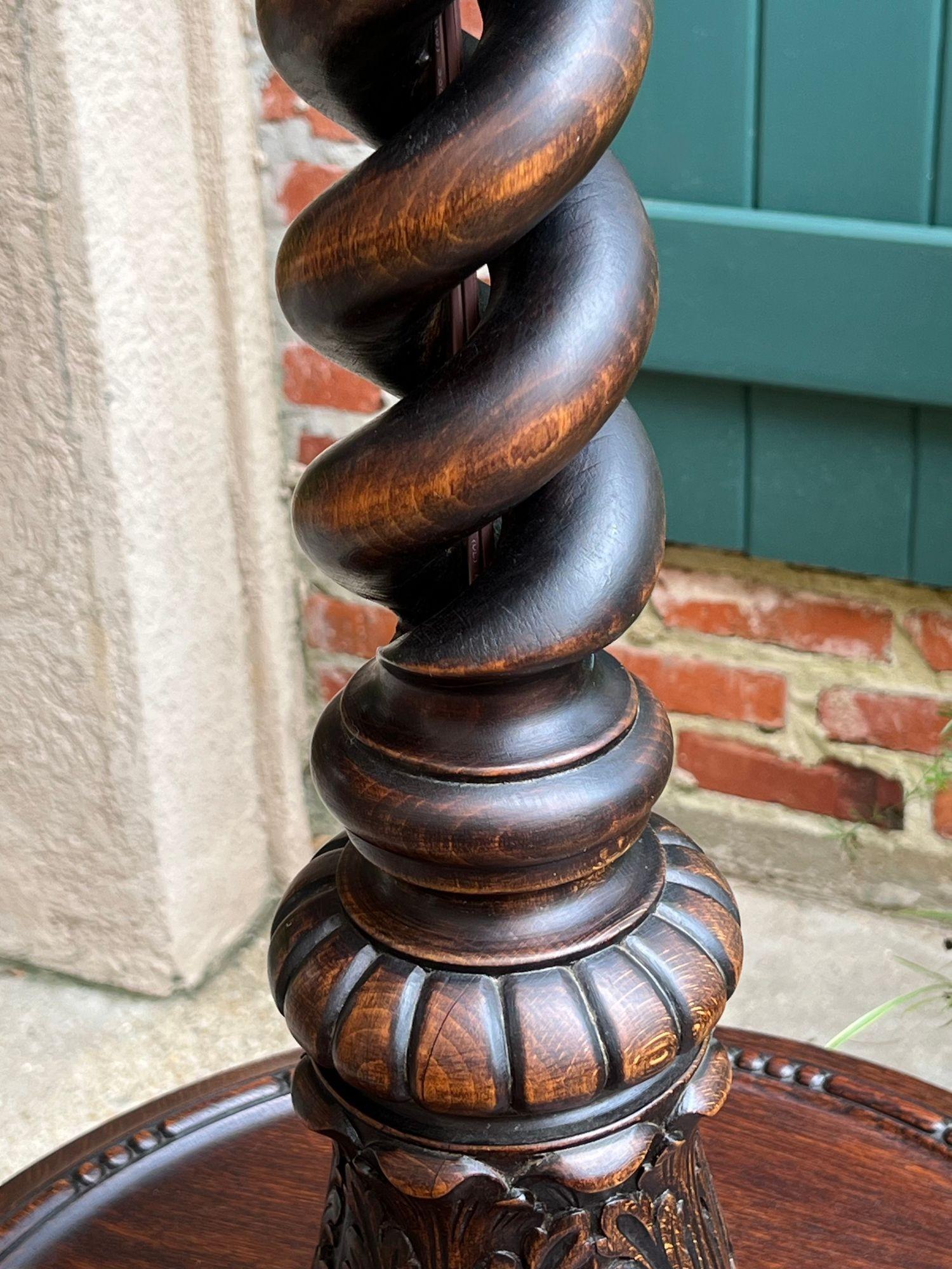 Antica lampada da terra inglese intagliata in Oak OPEN Barley Twist con tavolino rotondo c1920 11