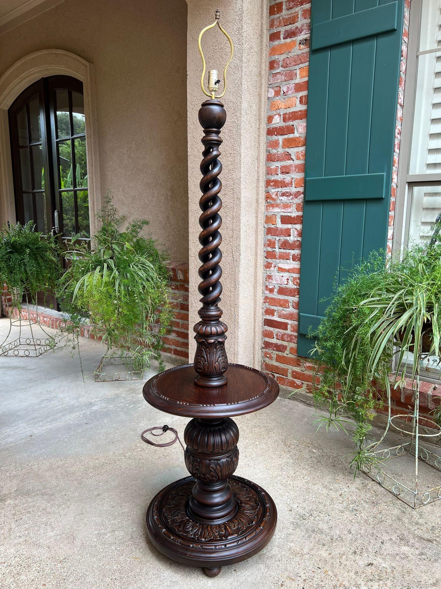 Antica lampada da terra inglese in quercia intagliata OPEN Barley Twist con tavolino rotondo c1920.

Direttamente dall'Inghilterra, una splendida lampada da terra antica inglese, piuttosto alta e maestosa, con un palo superiore a torsione d'orzo