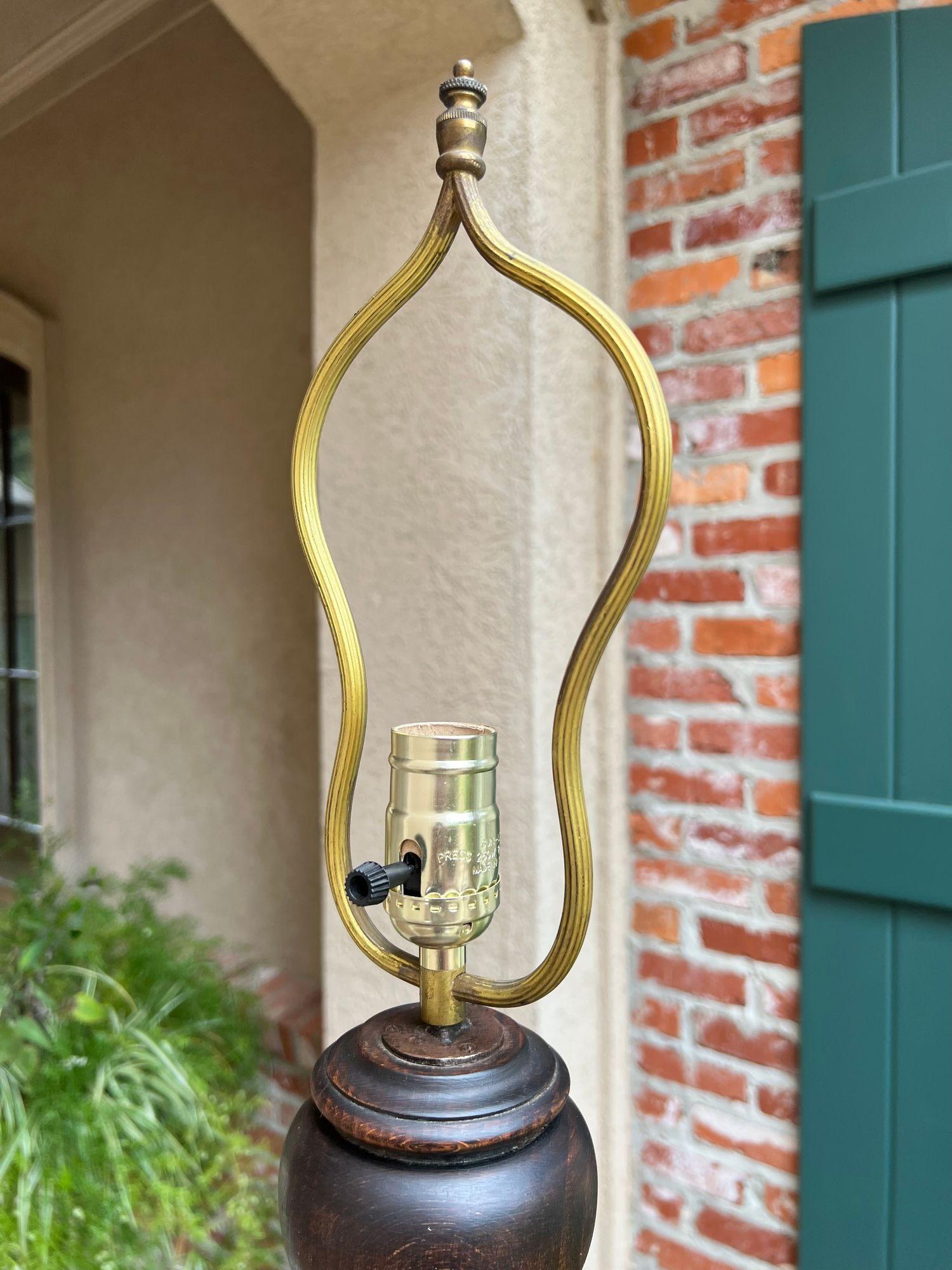 Antica lampada da terra inglese intagliata in Oak OPEN Barley Twist con tavolino rotondo c1920 12